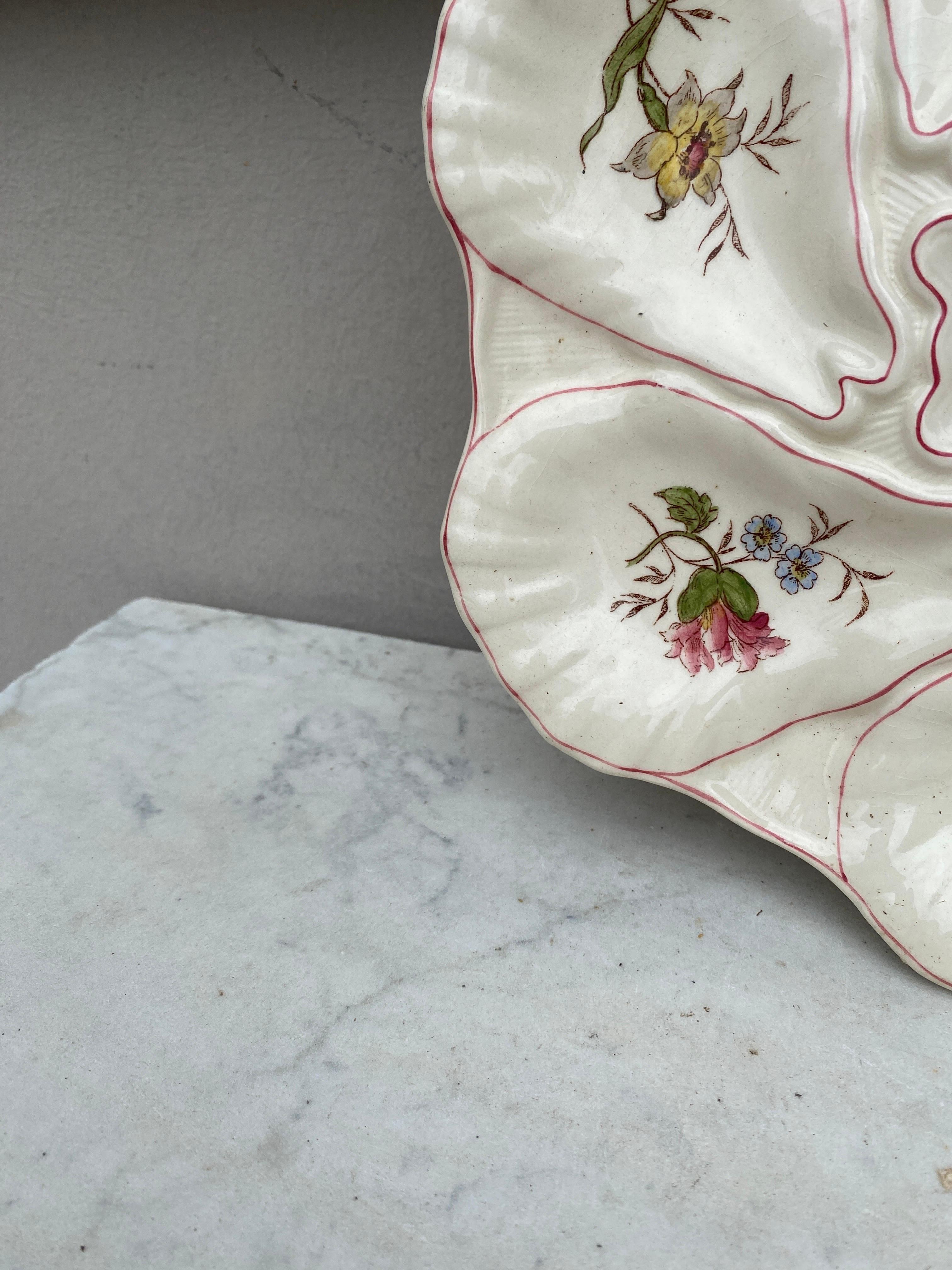 Francese Piatto da ostrica in maiolica Flowers Longchamp, 1900 circa in vendita