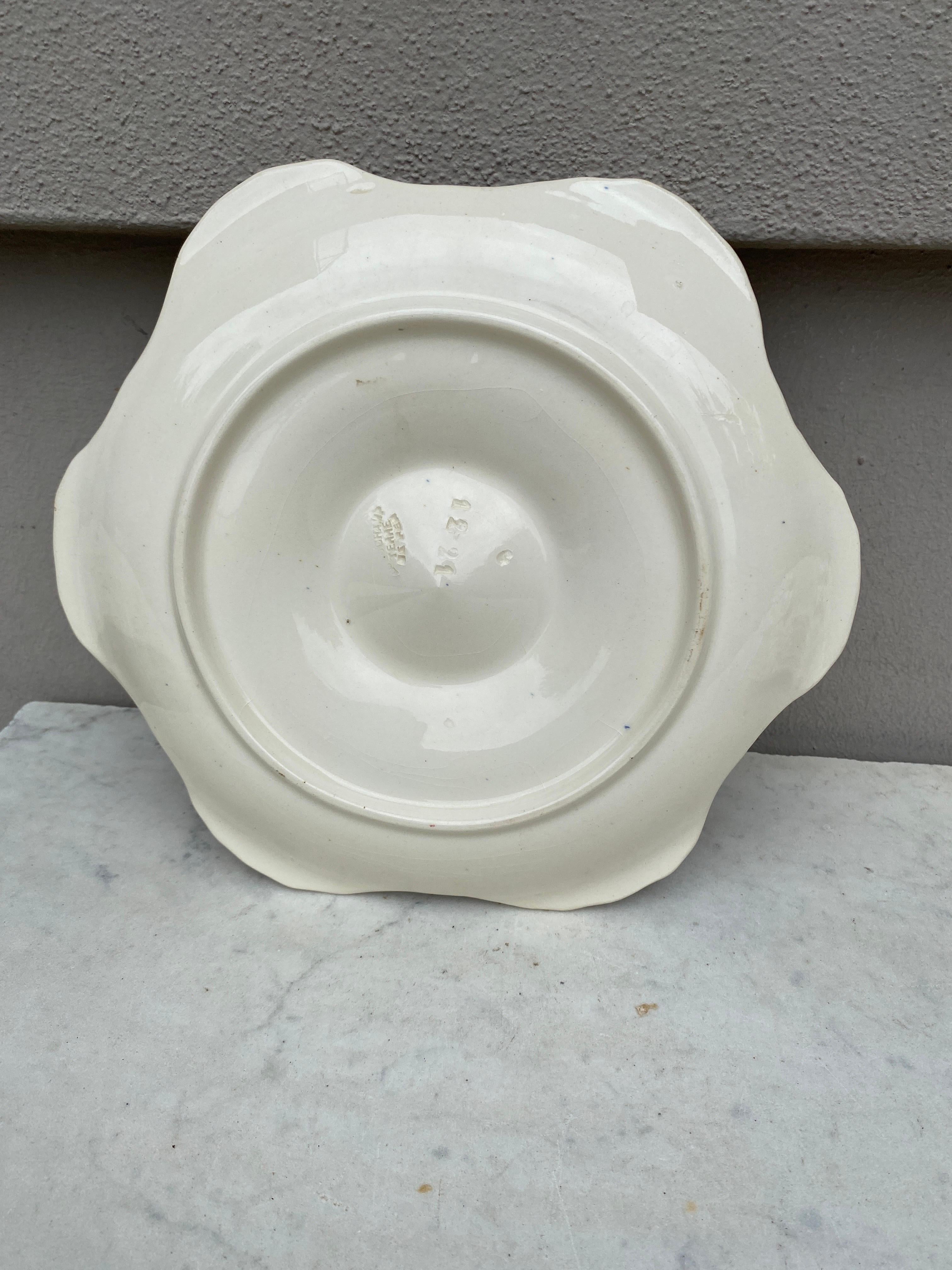 Piatto da ostrica in maiolica Flowers Longchamp, 1900 circa In condizioni buone in vendita a Austin, TX