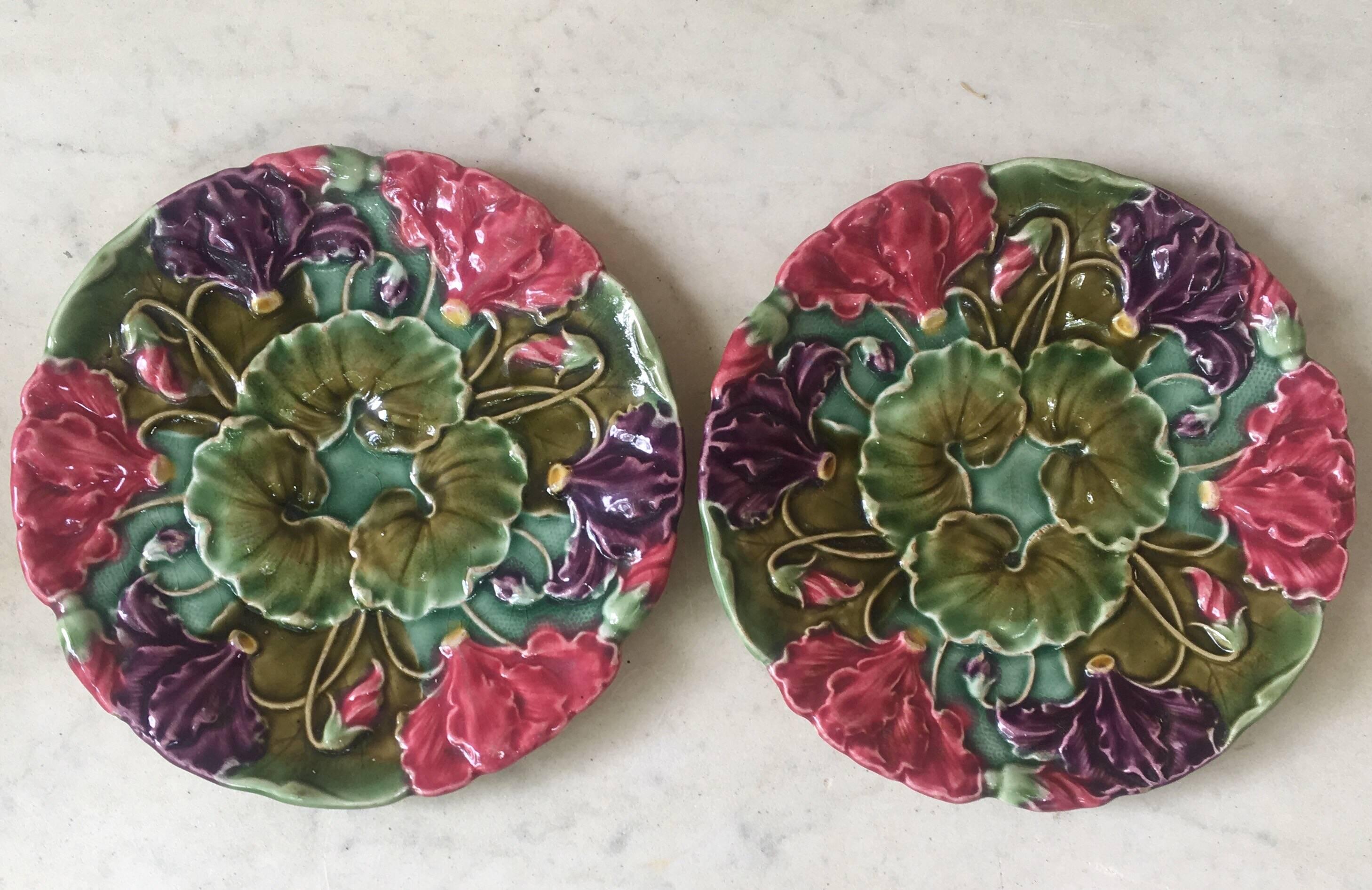 Lovely Majolica pink and purple flowers plate signed Schultz Cilli, circa 1900, Art Nouveau style and period.

