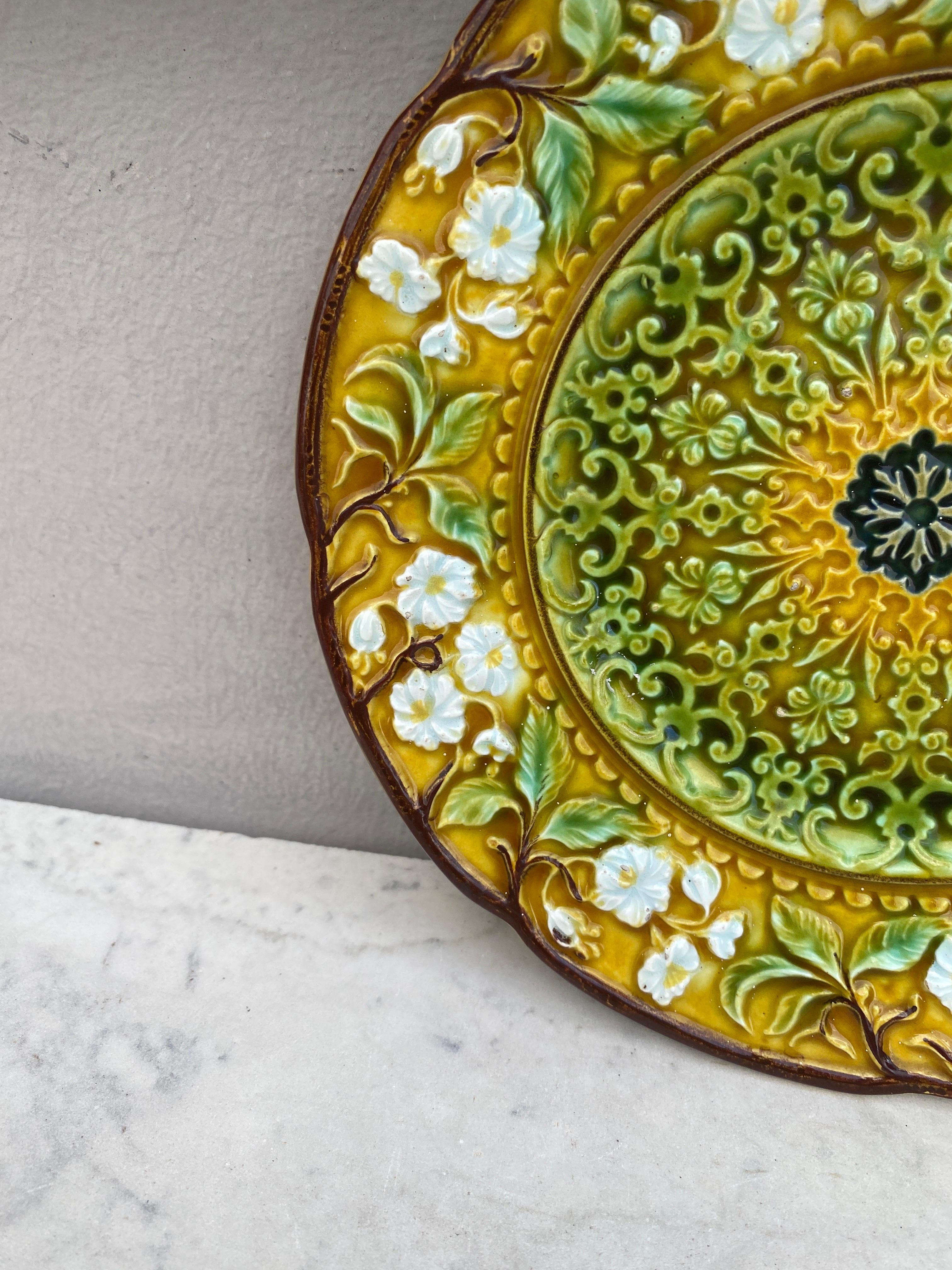 Rustic Majolica Flowers Plate Villeroy & Boch, circa 1890 For Sale
