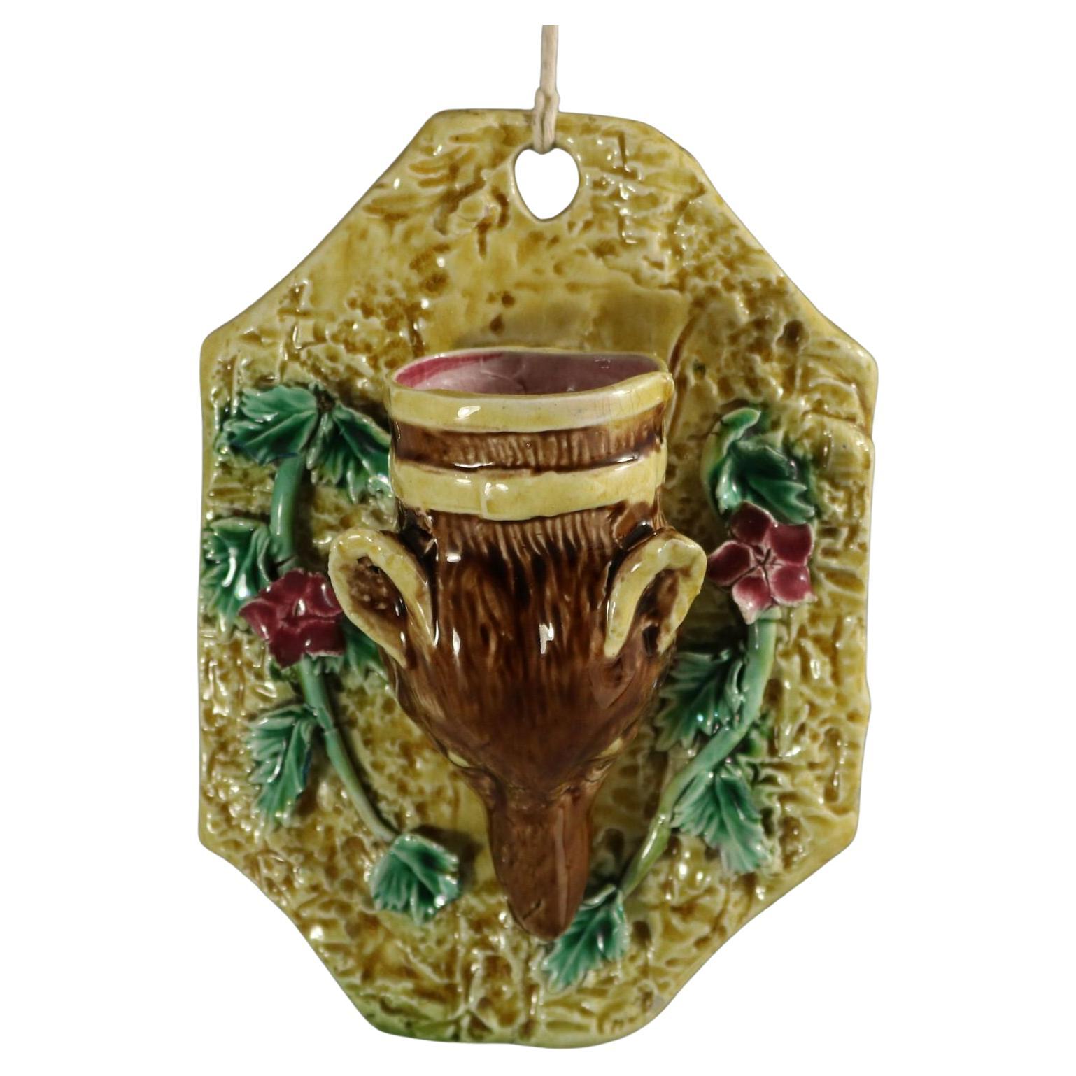 Tasca da parete con testa di volpe in maiolica in vendita