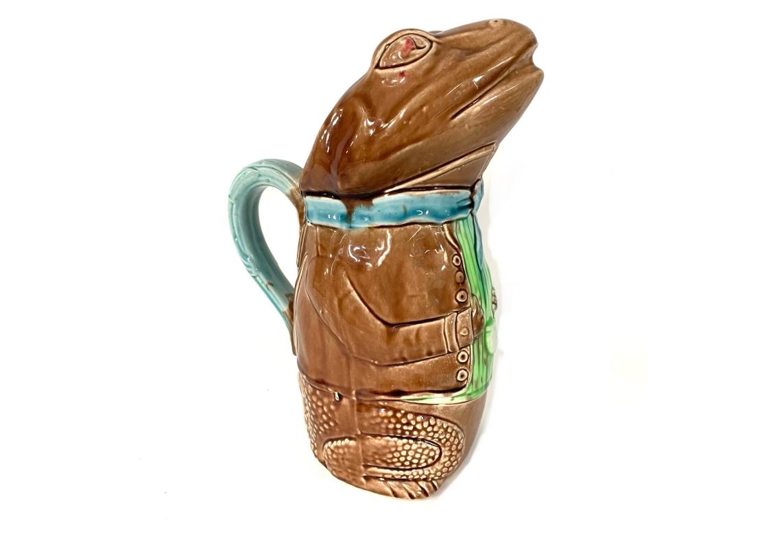 Ein antiker französischer Krötenfroschkrug aus Majolika von Fives-Lille, hergestellt um 1880 von Gustave De Bruyn. Der Krug zeigt ein einzigartiges Frosch-Trestille-Muster in mehreren Farben auf Steingut mit glänzender Oberfläche. Handgefertigt in