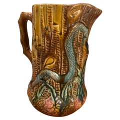 Pichet escargot français en majolique, style Palissy