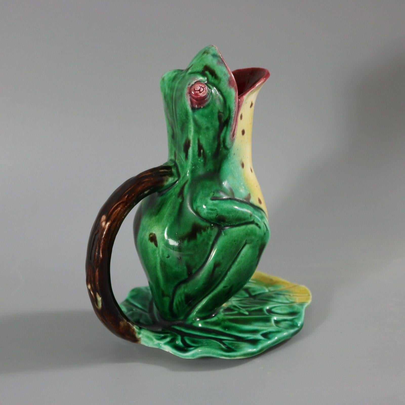 Pichet/Pitcher Frog on Lily Pad en majolique en vente 2