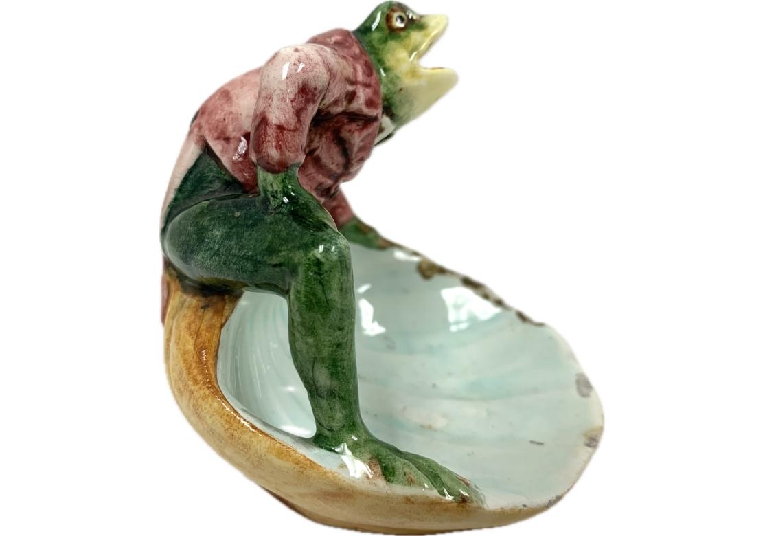 Rustique Plat en majolique de forme grenouille sur coquillage