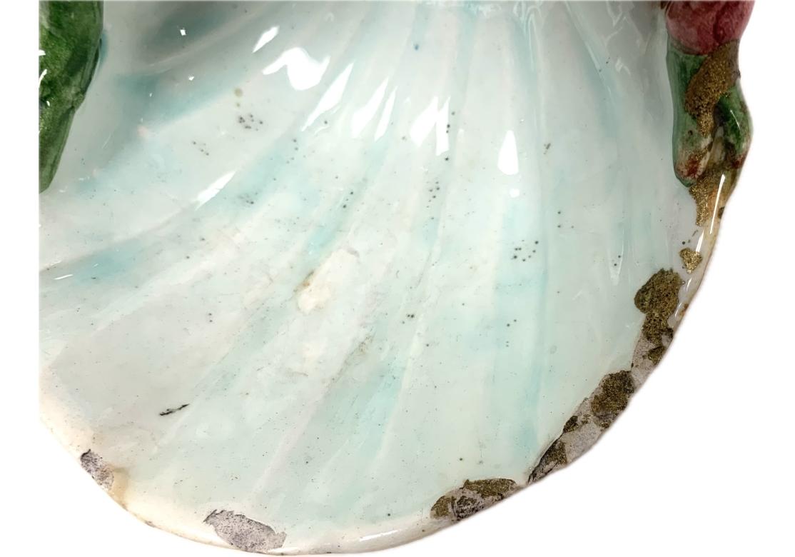 Européen Plat en majolique de forme grenouille sur coquillage