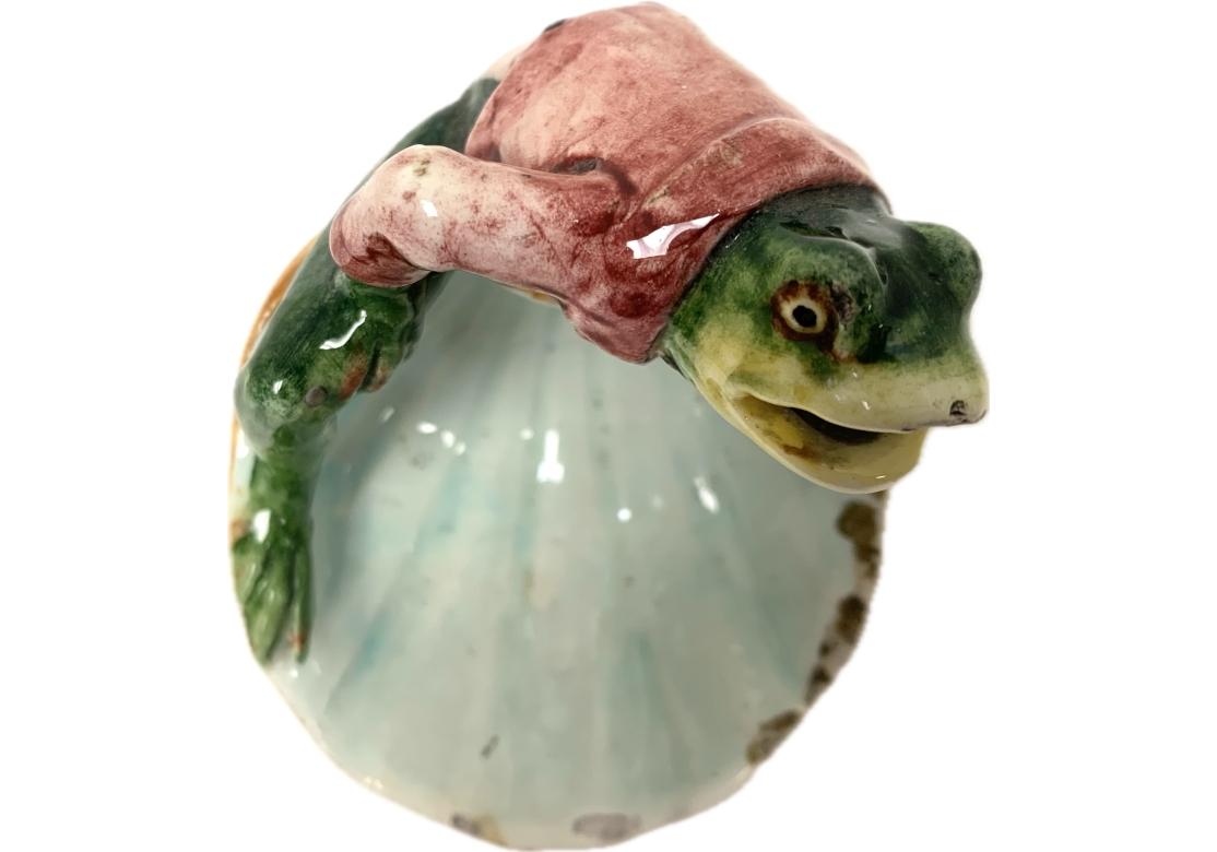 20ième siècle Plat en majolique de forme grenouille sur coquillage