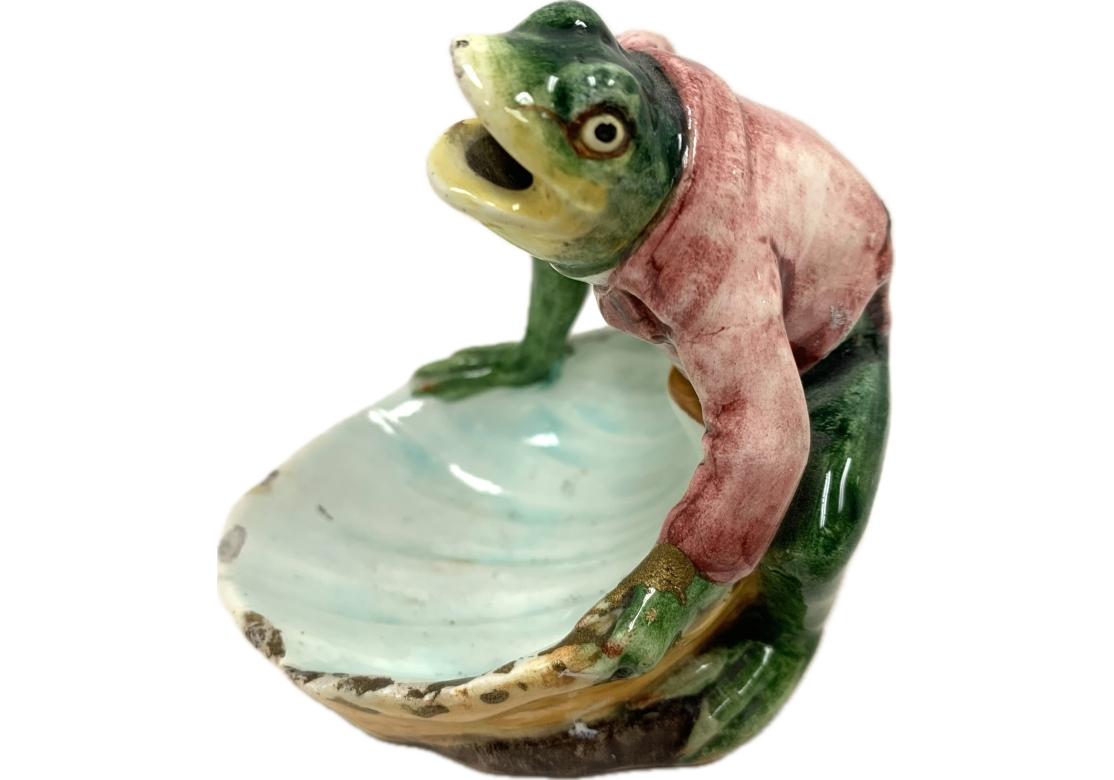 Plat en majolique de forme grenouille sur coquillage 1