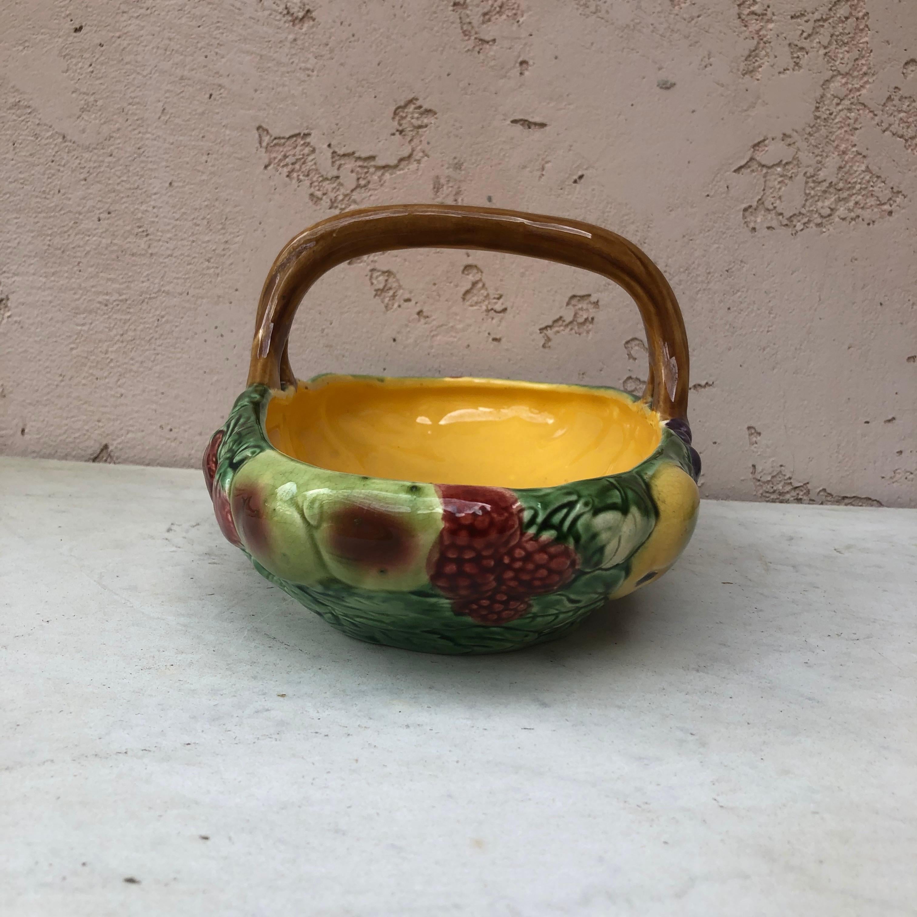 Country Panier de fruits en majolique Sarreguemines:: vers 1900 en vente