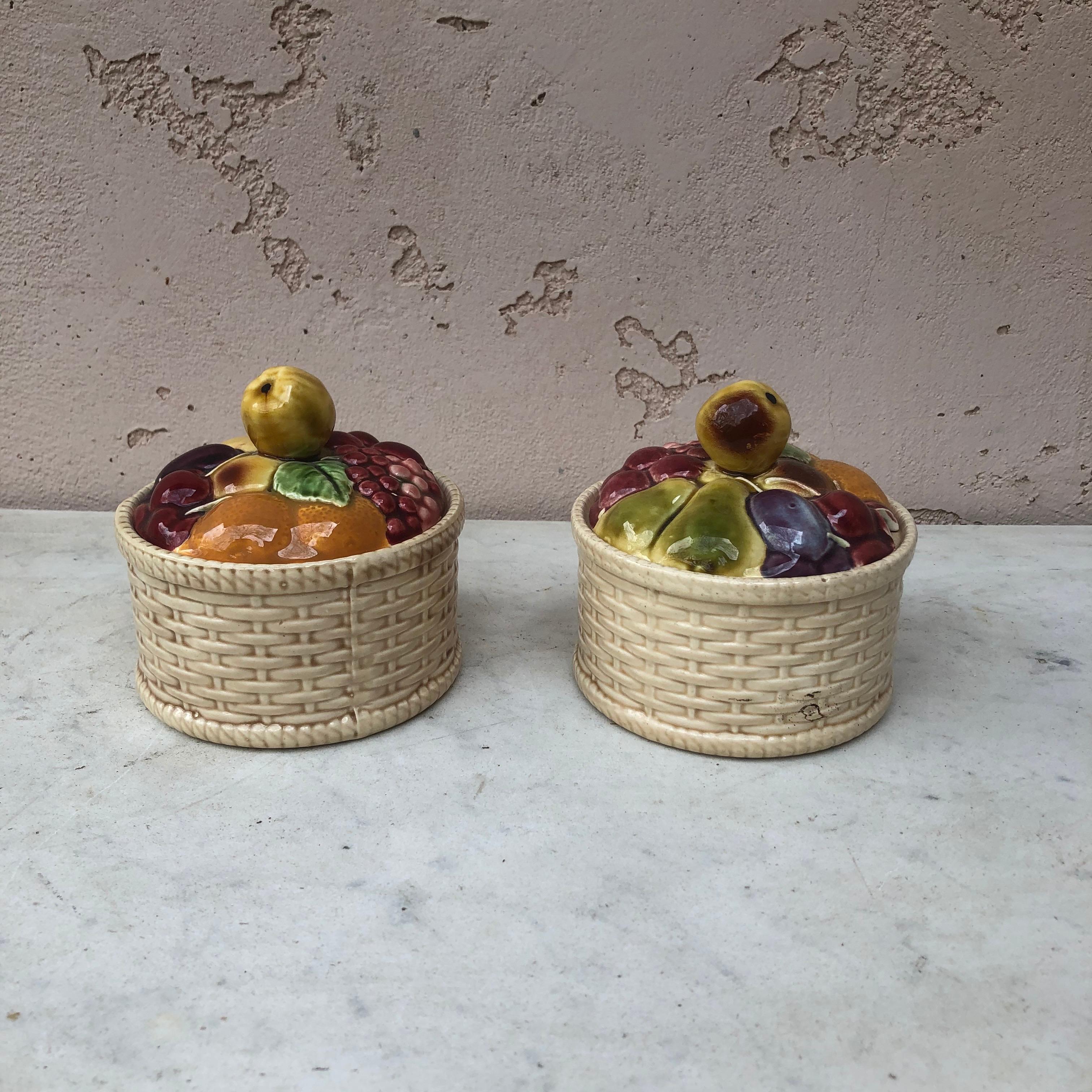 Panier de fruits en majolique Sarreguemines:: vers 1900 Bon état - En vente à Austin, TX