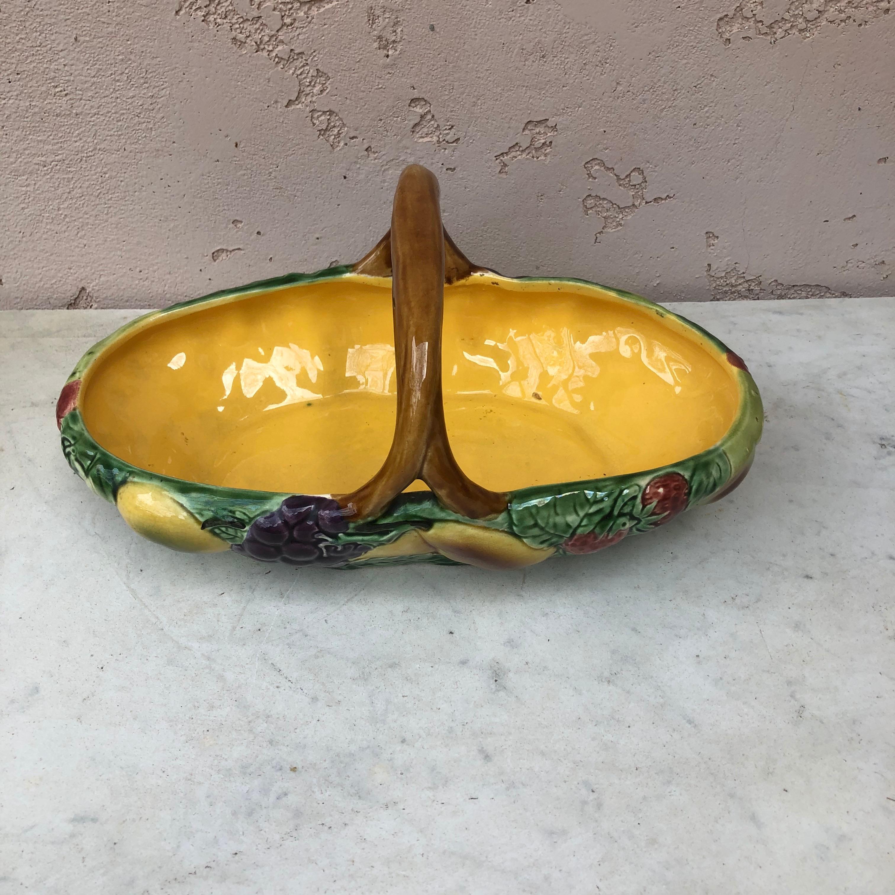 Début du 20ème siècle Panier de fruits en majolique Sarreguemines:: vers 1900 en vente