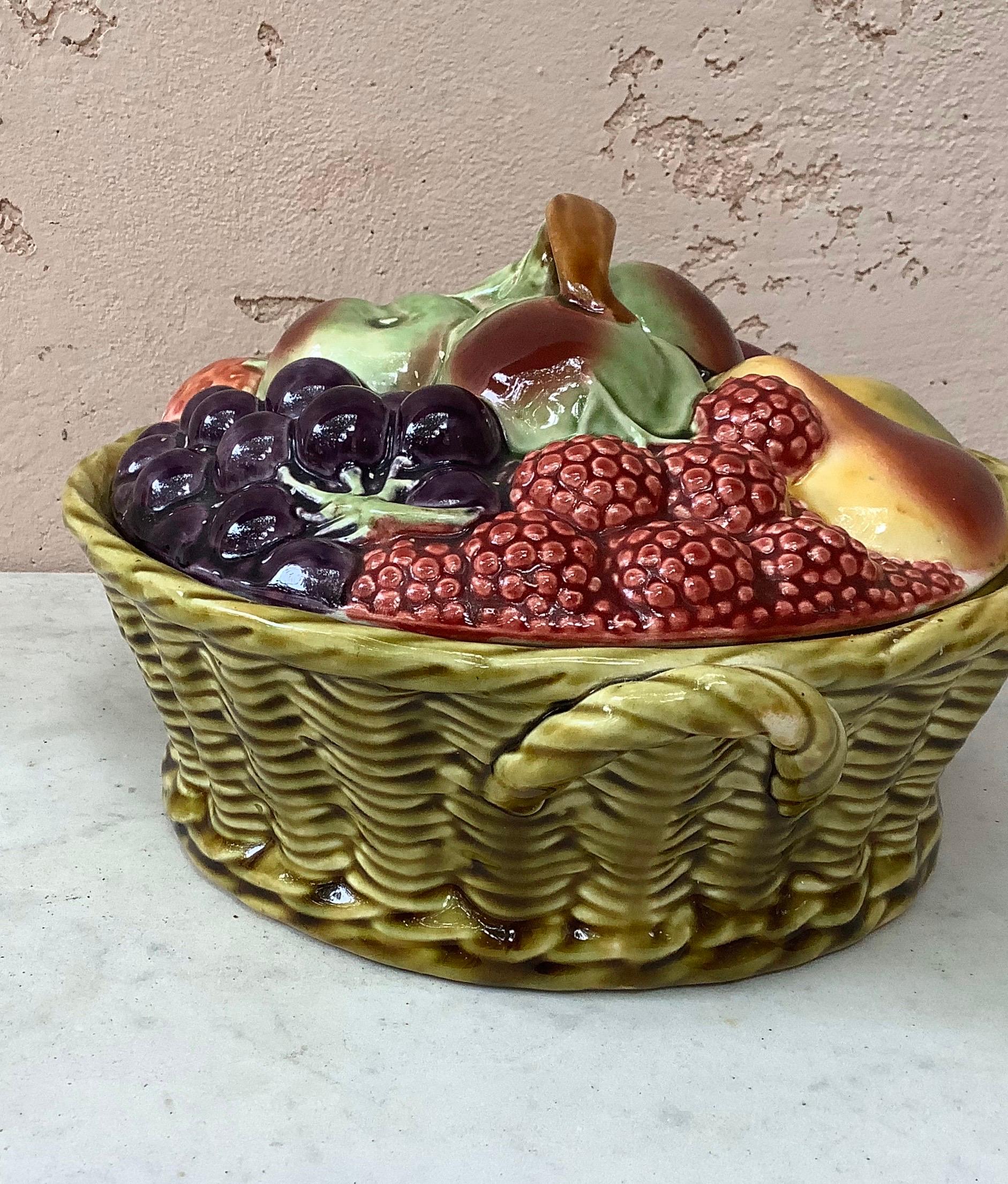 Majolica Fruits Basket Sarreguemines, circa 1920 In Good Condition In Austin, TX