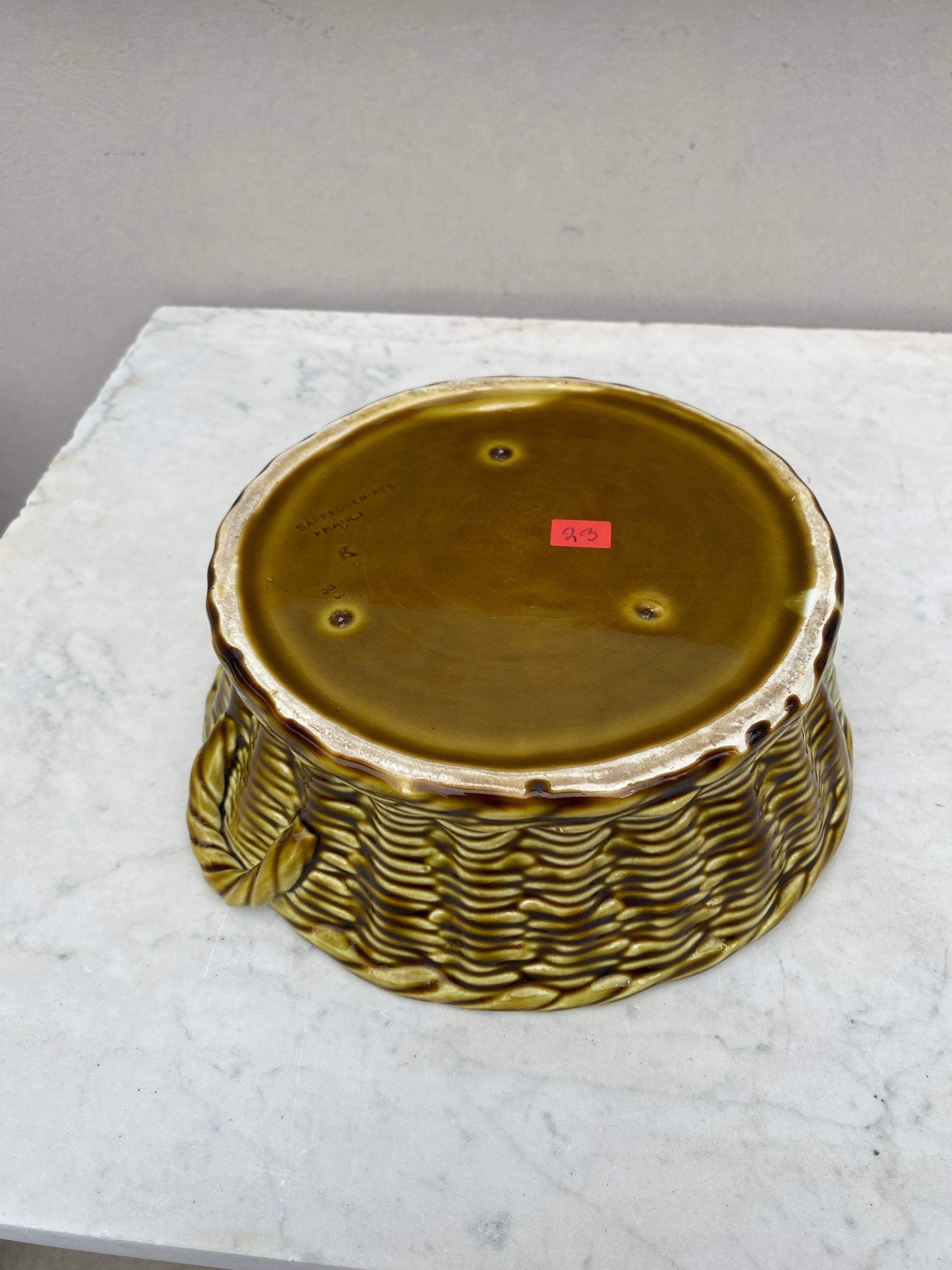 Ceramic Majolica Fruits Basket Sarreguemines, circa 1920 For Sale