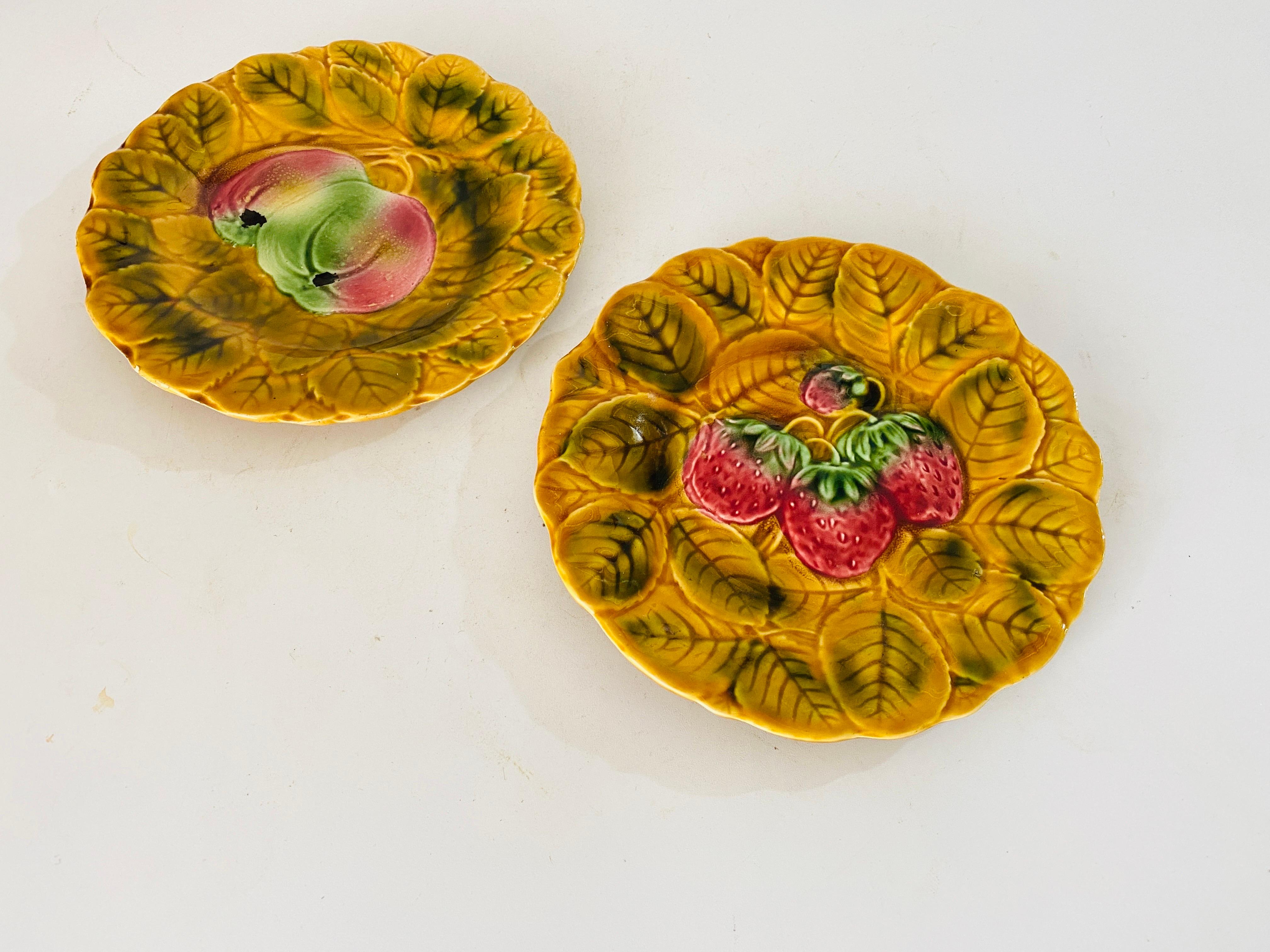 They are two Majolica ceramics, for the service Fruits. They were made in France Circa 1880 Their colors are white, green and blue.
They are serving dishes. Made by Sarreguemines, signed.
Yellow color.


