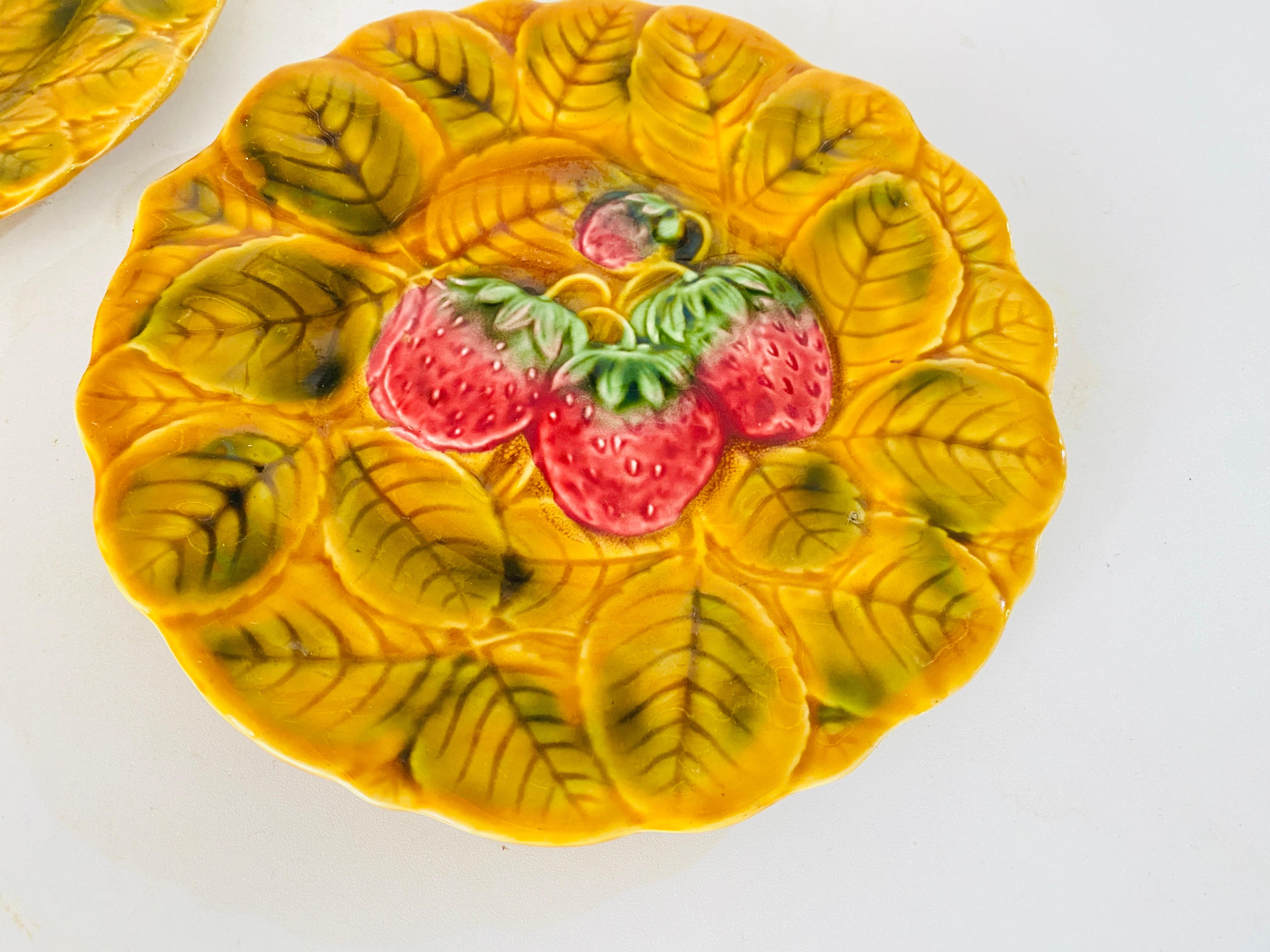 Platos de Mayólica Frutas Sarreguemines circa 1880 Lote de 2 Firmados Color Amarillo Provincial francés en venta
