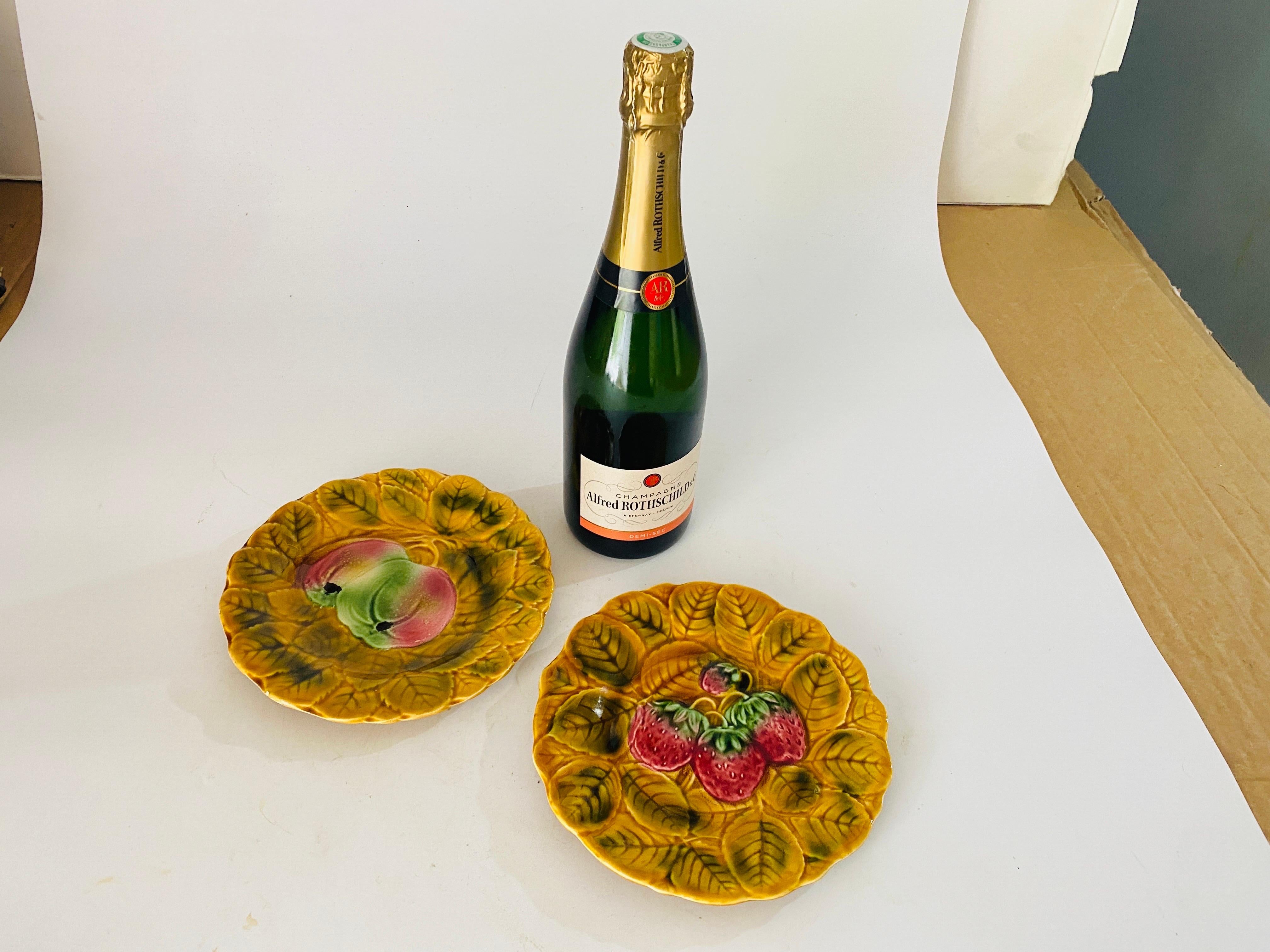 Platos de Mayólica Frutas Sarreguemines circa 1880 Lote de 2 Firmados Color Amarillo Francés en venta