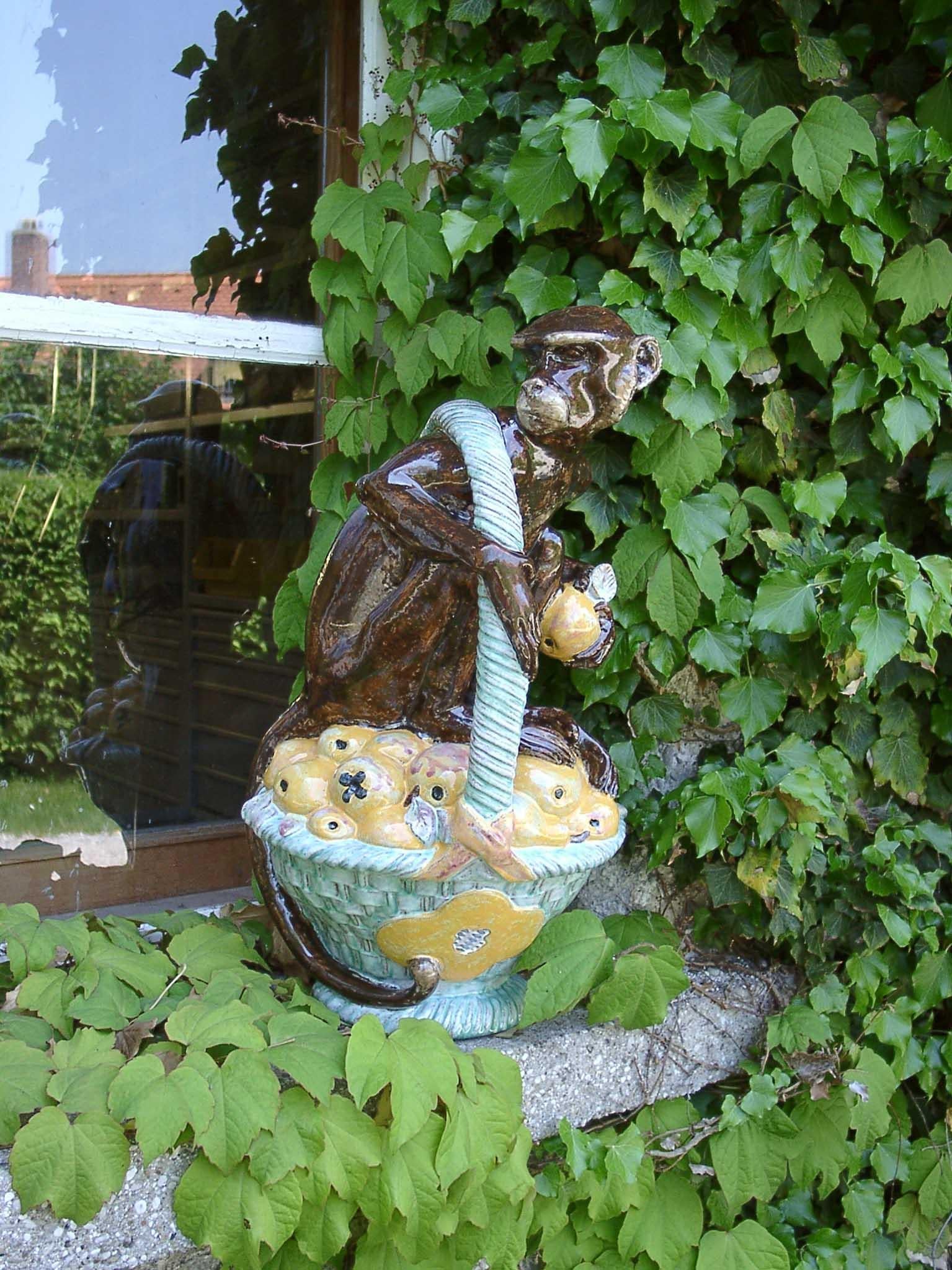Figura da giardino in maiolica Figura di scimmia esotica con cesto di frutta In condizioni Nuovo in vendita a München, Bavaria