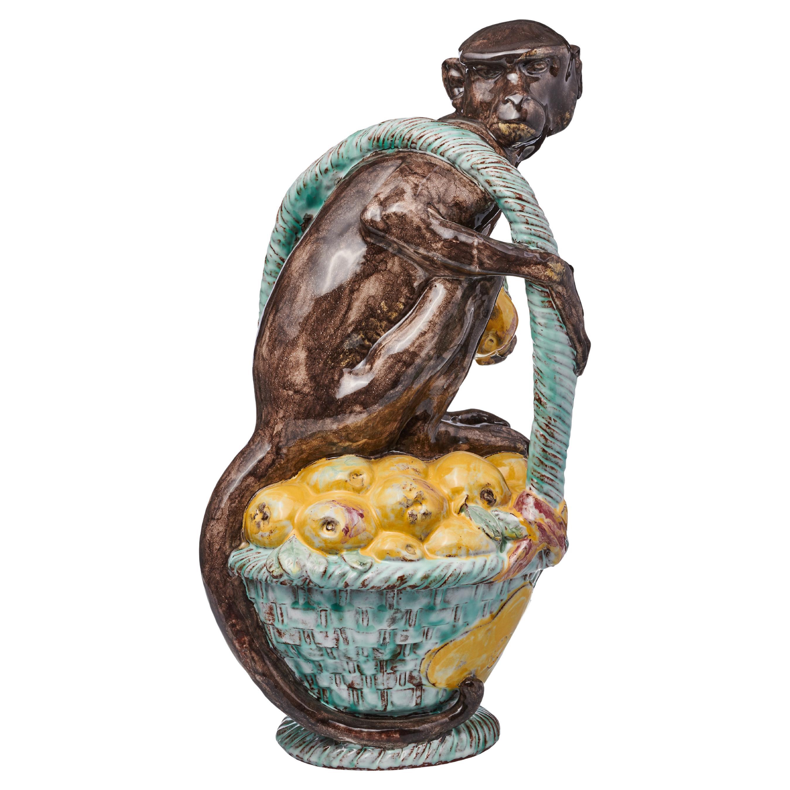 Majolika-Gartenfigur Exotische Affenfigur mit Obstkorb aus Majolika im Angebot