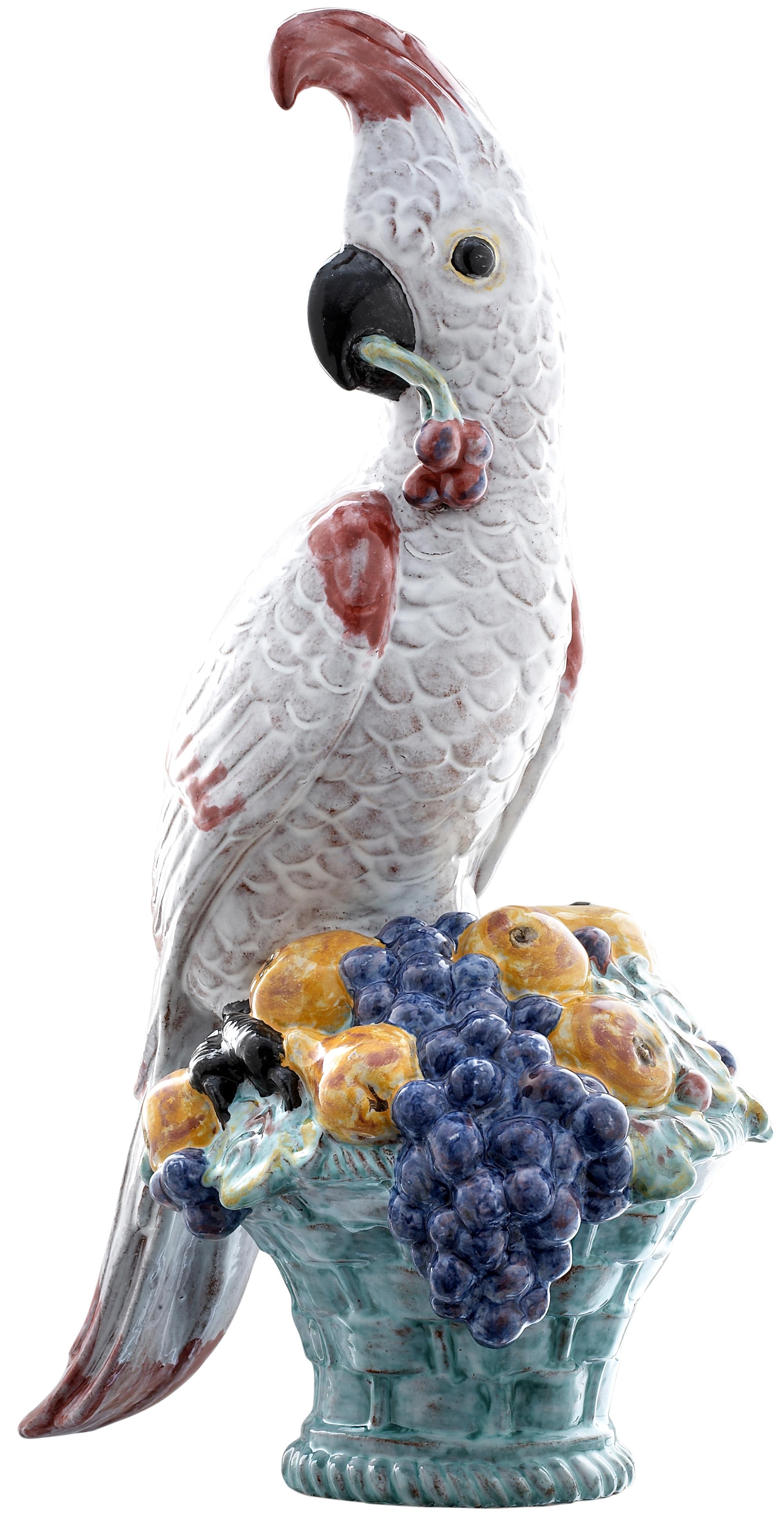 Questo pappagallo in maiolica lavorato e dipinto a mano è stato realizzato negli studi della Manifattura Nymphenburg Porcelain di Monaco, in Germania. Creano figure fatte a mano con la tecnica della maiolica per valorizzare il tuo giardino, la tua