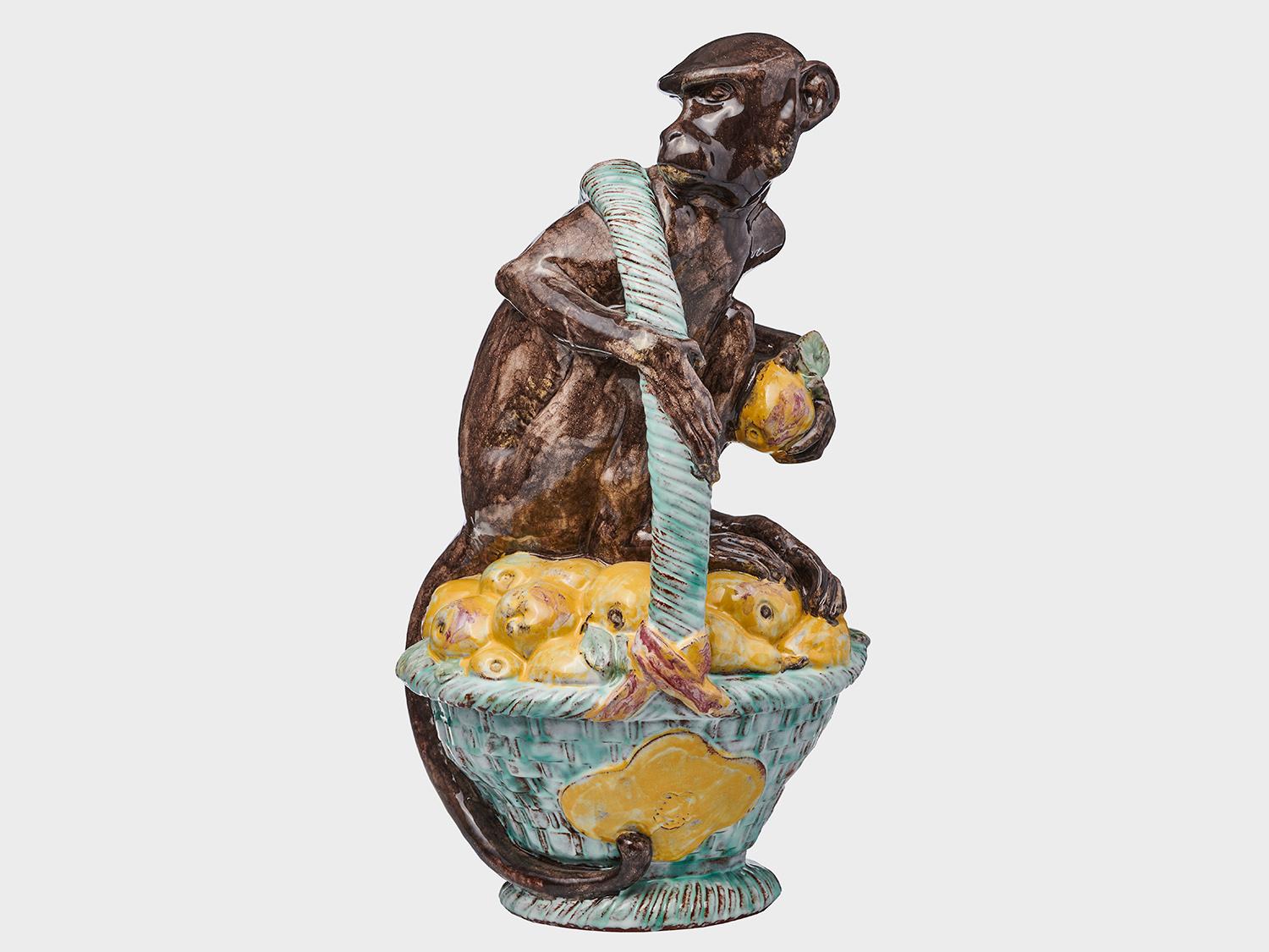 Questa figura di scimmia in maiolica, lavorata e dipinta a mano, è stata realizzata negli studi della Manifattura Nymphenburg Porcelain di Monaco, in Germania. Creano figure fatte a mano con la tecnica della maiolica per valorizzare il tuo giardino,
