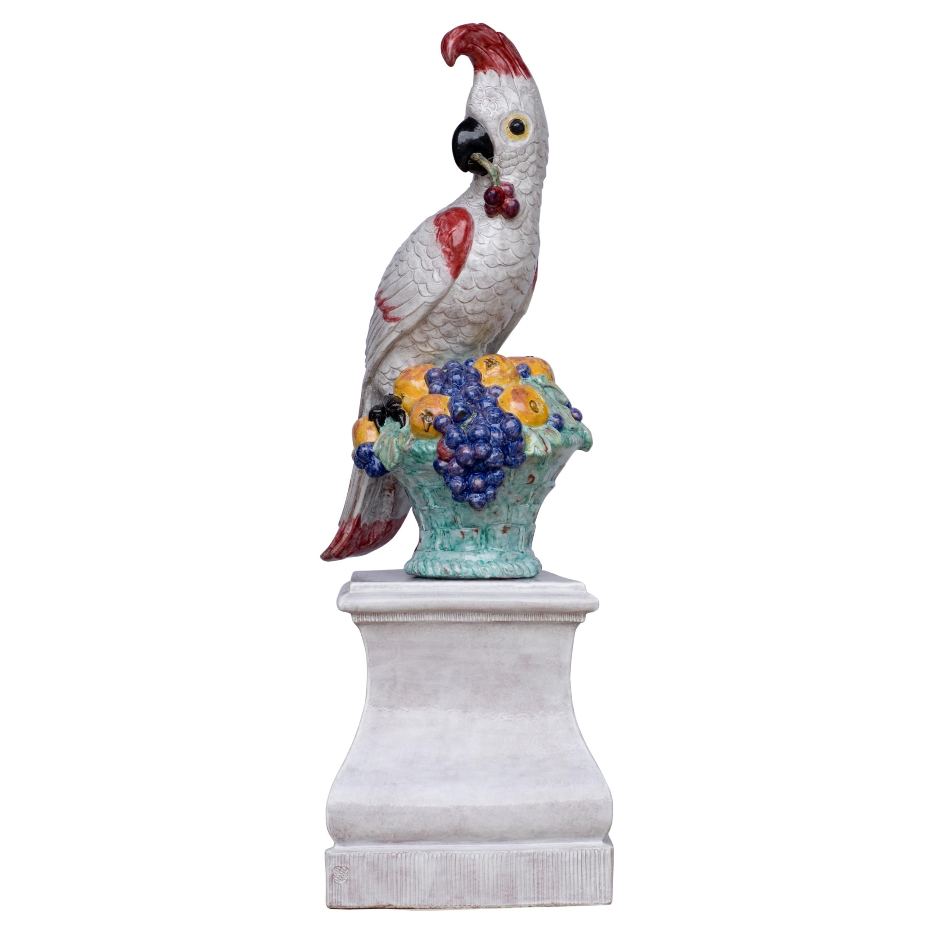 Questo pappagallo in maiolica lavorato e dipinto a mano è stato realizzato negli studi della Manifattura Nymphenburg Porcelain di Monaco, in Germania. Creano figure fatte a mano con la tecnica della maiolica per valorizzare il tuo giardino, la tua