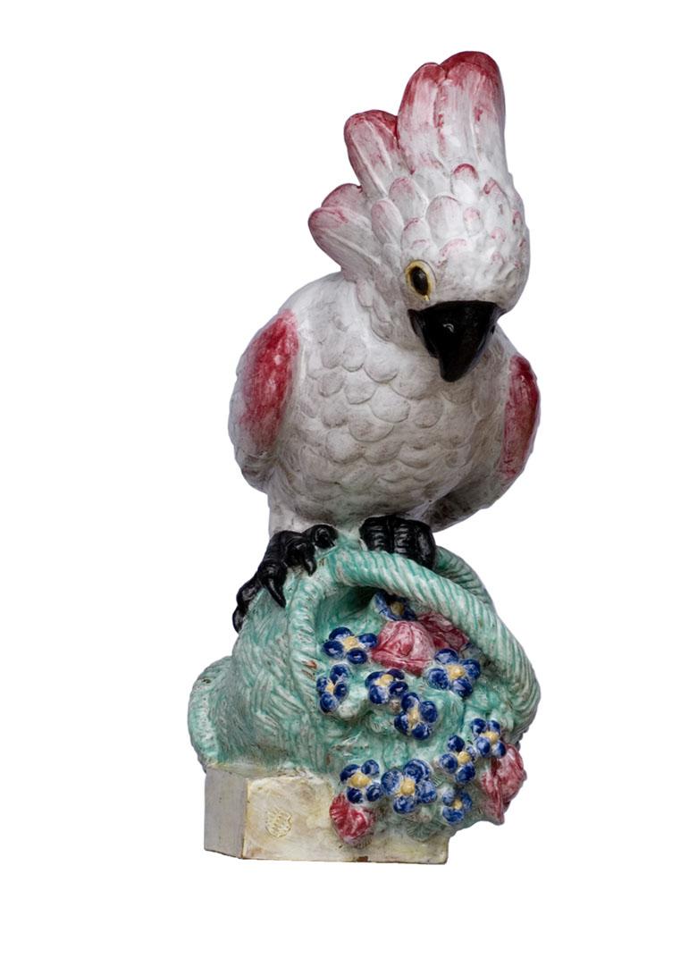 Este loro de mayólica, hecho y pintado a mano, se fabrica en los talleres de la Fábrica de Porcelana Nymphenburg de Múnich (Alemania). Crean figuras hechas a mano en técnica de mayólica para realzar tu jardín, spa, piscina o invernadero. Las figuras