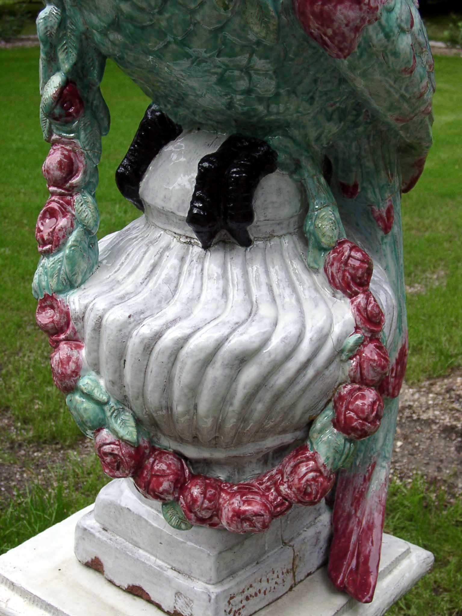 Tedesco Figura da giardino in maiolica Figura di uccello pappagallo esotico in vendita