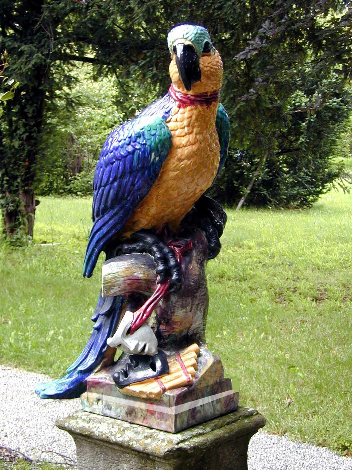 Tedesco Figura da giardino in maiolica Figura di uccello pappagallo esotico in vendita