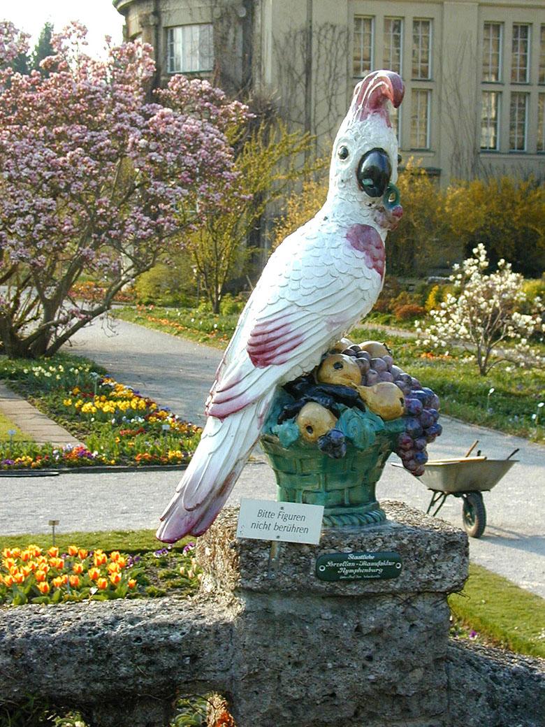 Tedesco Figura da giardino in maiolica Figura di uccello pappagallo esotico in vendita