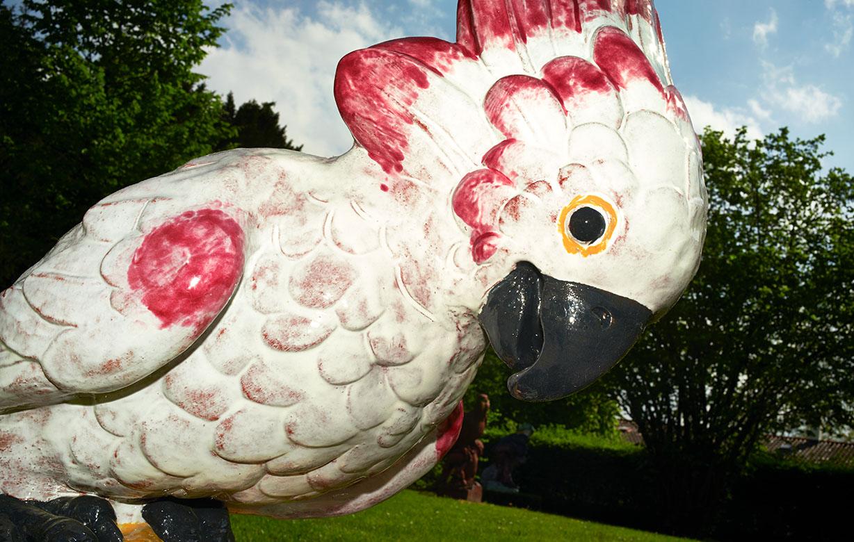 Figura de jardín de mayólica Figura de pájaro loro exótico Alemán en venta