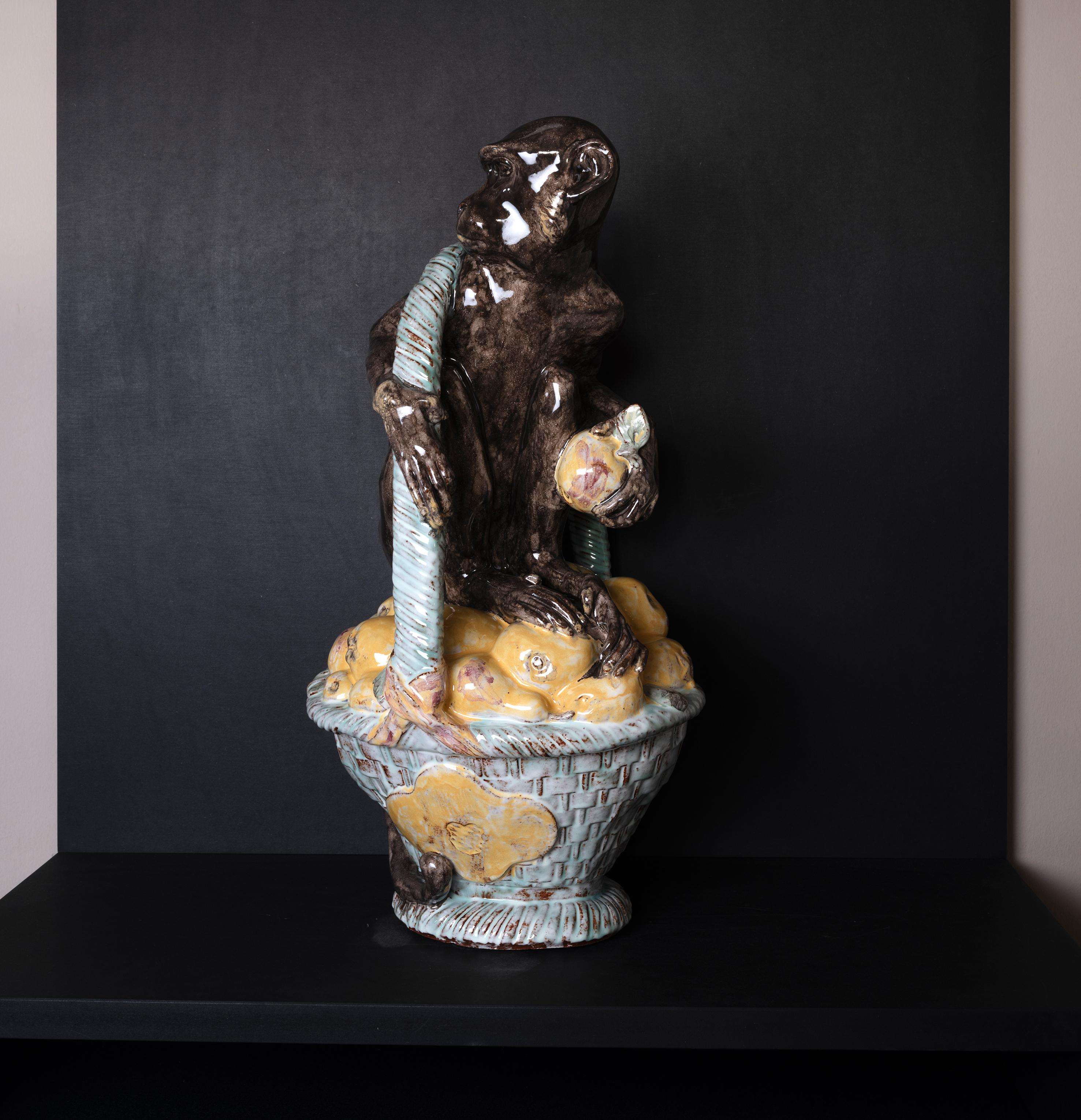 Mid-Century moderno Figura da giardino in maiolica Figura di scimmia esotica con cesto di frutta in vendita