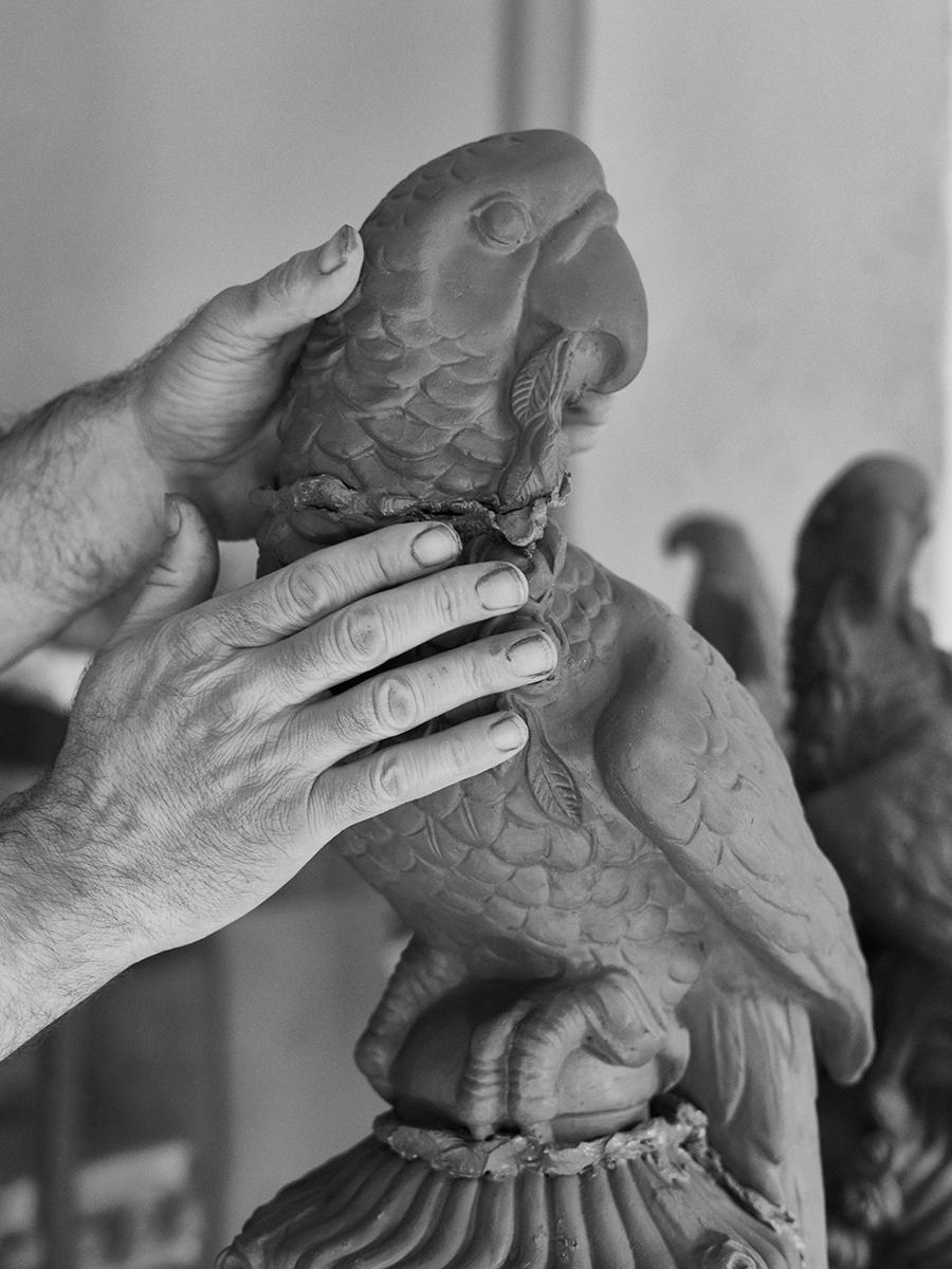 Figura de jardín de mayólica Figura de pájaro loro exótico Siglo XXI y contemporáneo en venta