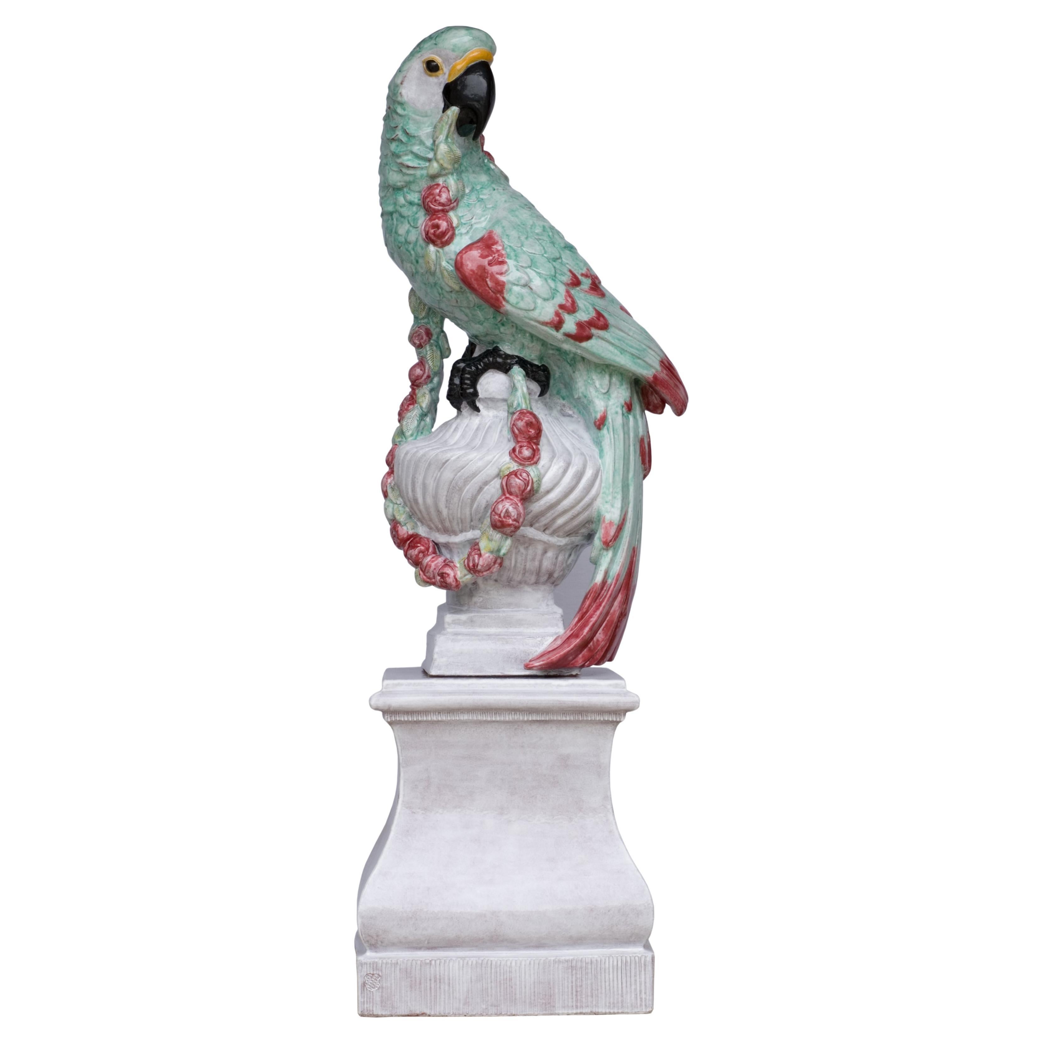Figura da giardino in maiolica Figura di uccello pappagallo esotico in vendita