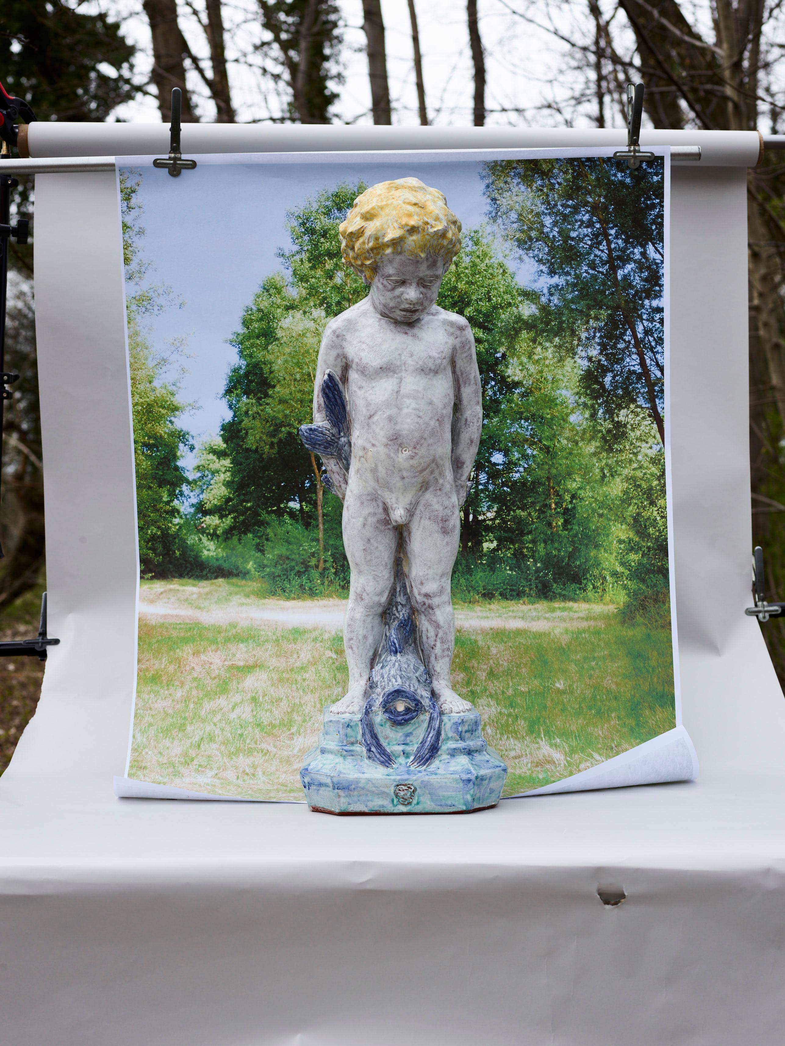 Majolika-Gartenfigur-Figur eines Jungen mit einem Fisch als Figur oder für einen Brunnen (Moderne der Mitte des Jahrhunderts) im Angebot