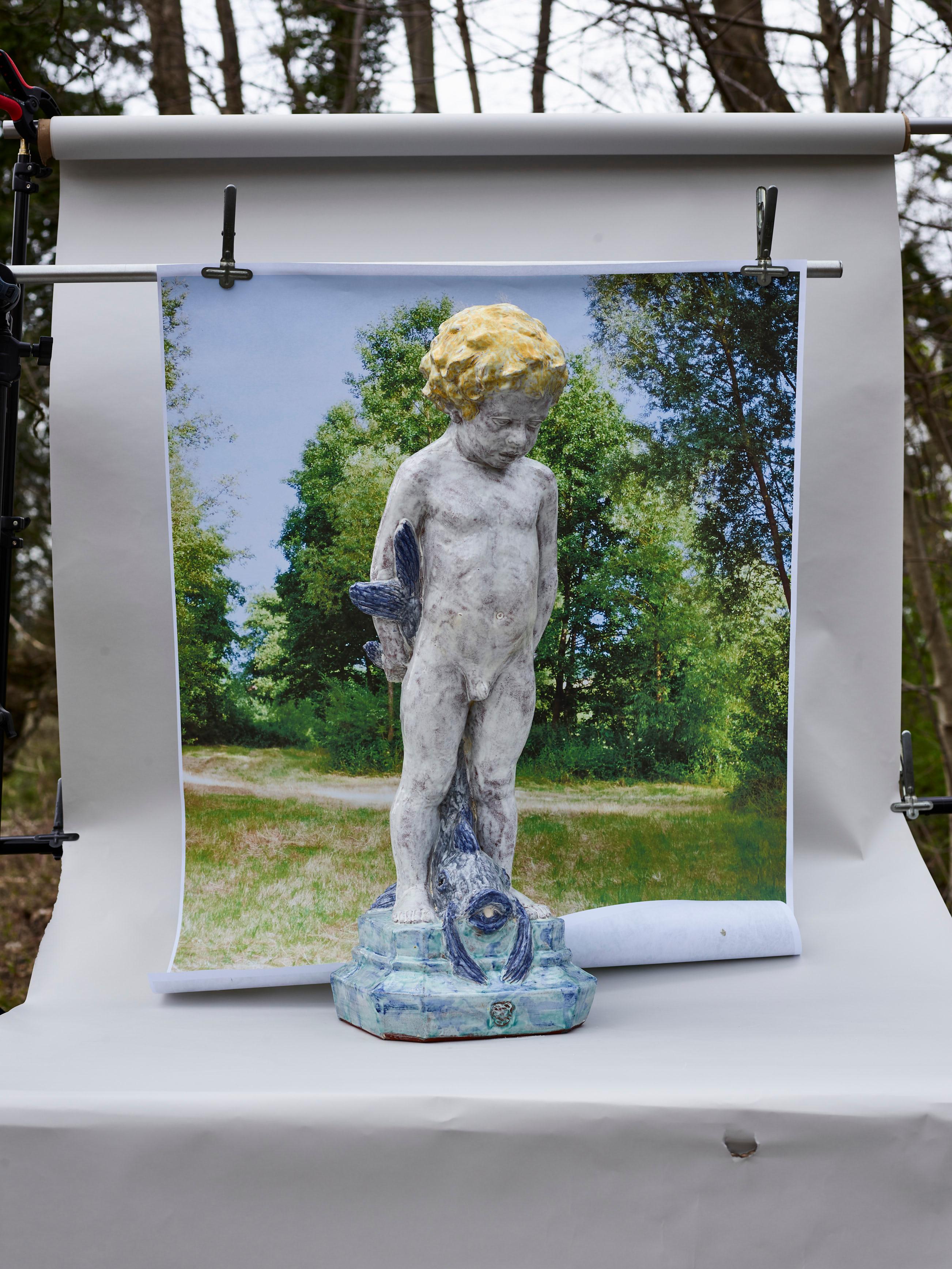 Majolika-Gartenfigur-Figur eines Jungen mit einem Fisch als Figur oder für einen Brunnen (Deutsch) im Angebot