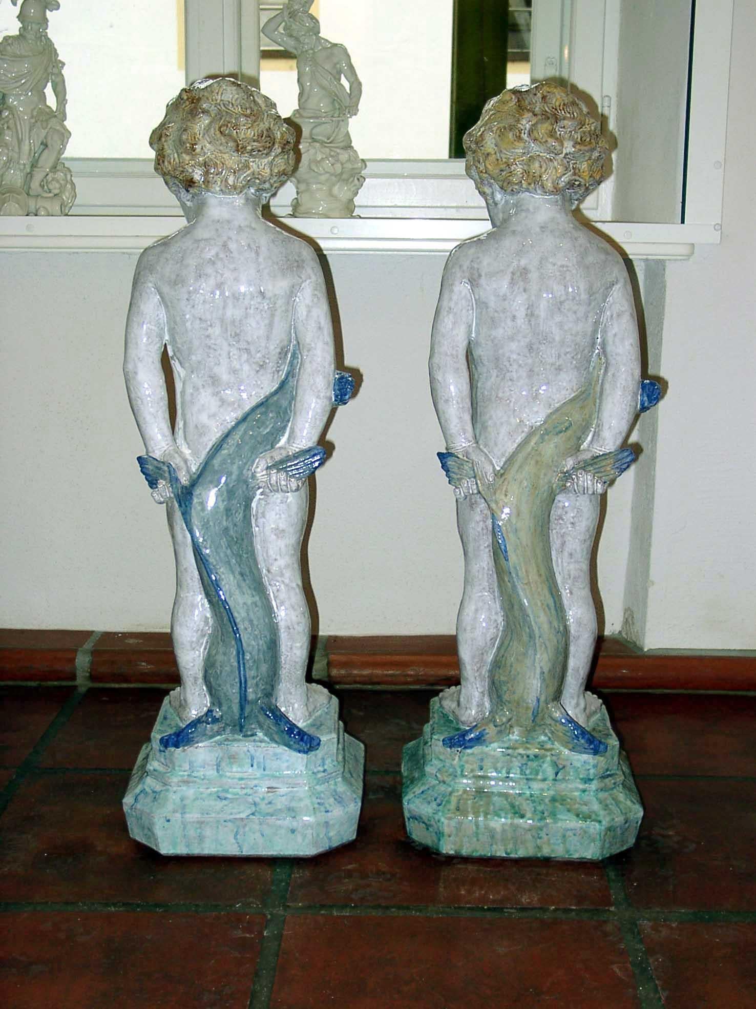 Majolika-Gartenfigur-Figur eines Jungen mit einem Fisch als Figur oder für einen Brunnen (Handgefertigt) im Angebot