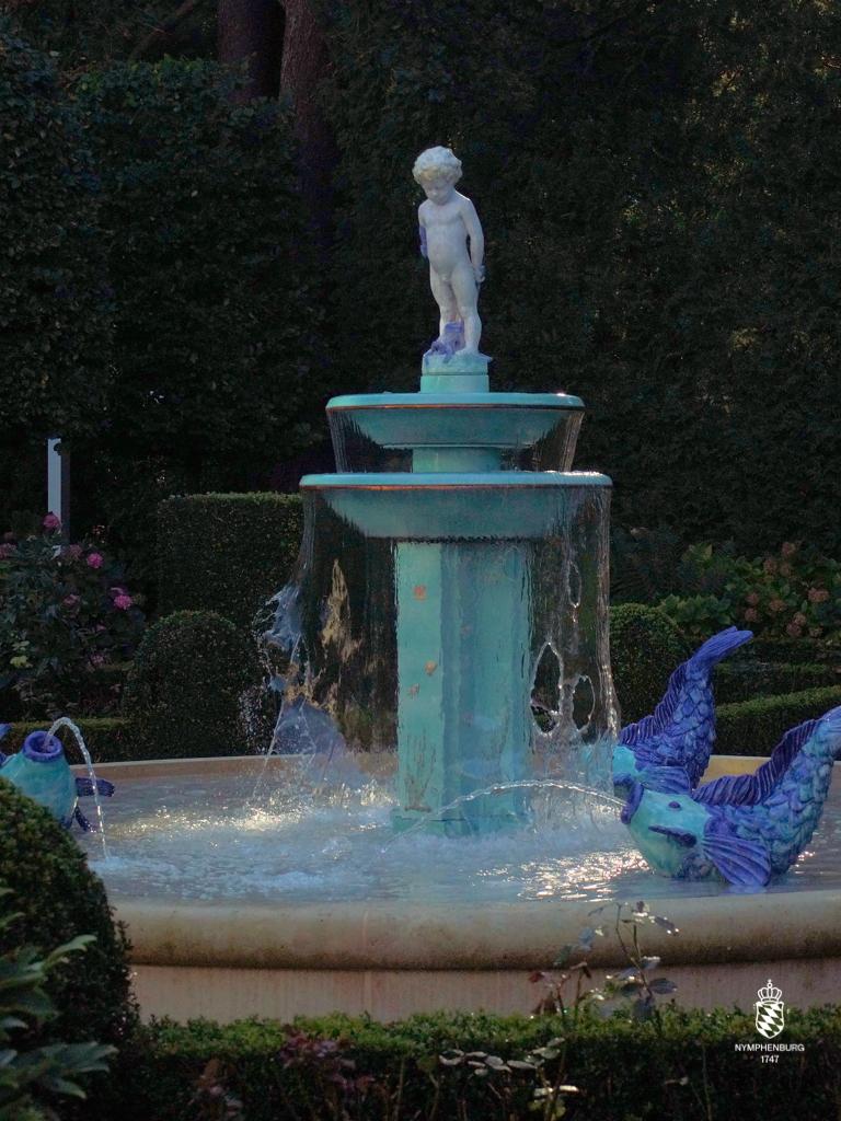 Majolika-Gartenfigur-Figur eines Jungen mit einem Fisch als Figur oder für einen Brunnen im Zustand „Neu“ im Angebot in München, Bavaria