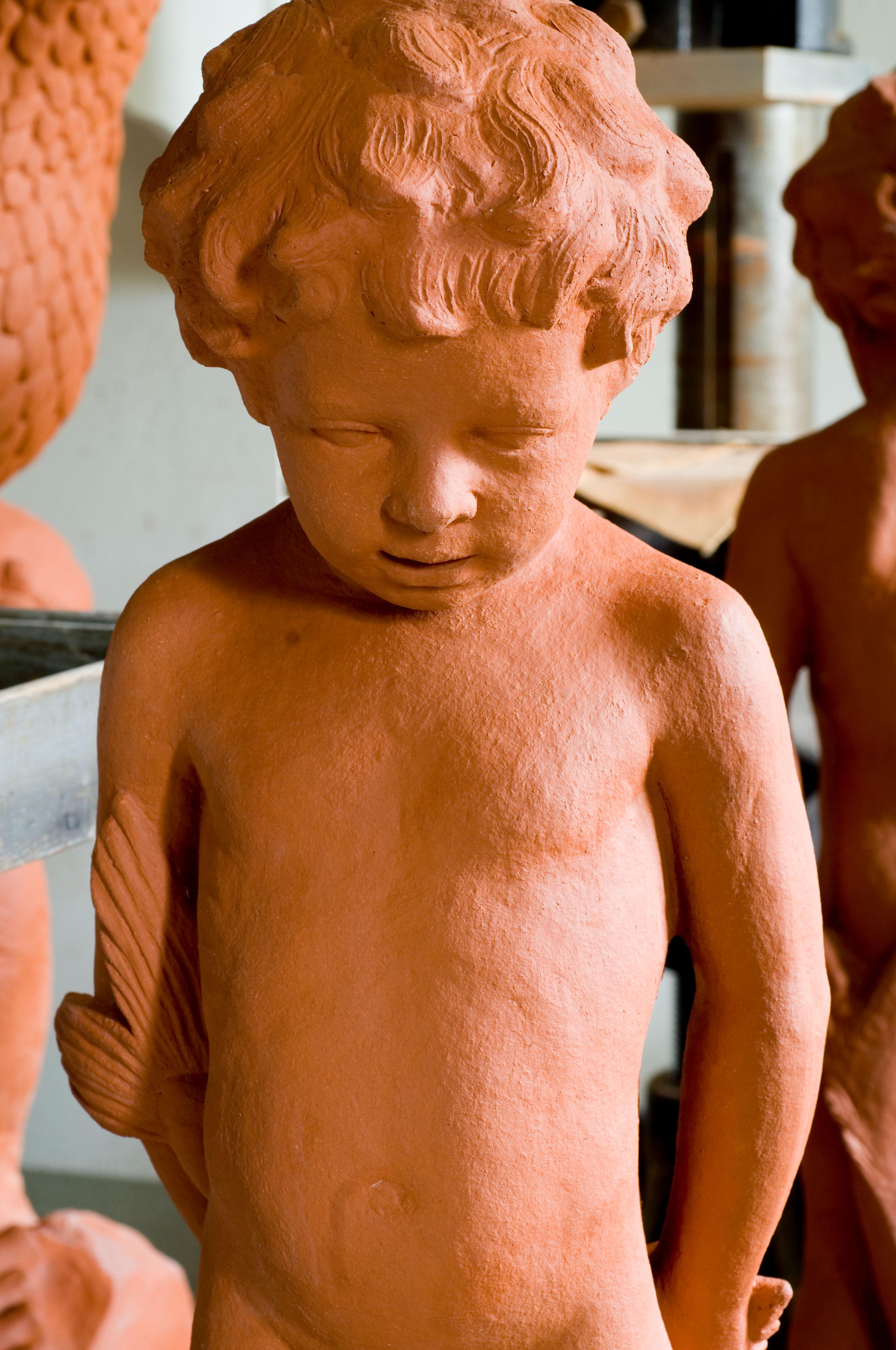 Majolika-Gartenfigur-Figur eines Jungen mit einem Fisch als Figur oder für einen Brunnen (21. Jahrhundert und zeitgenössisch) im Angebot