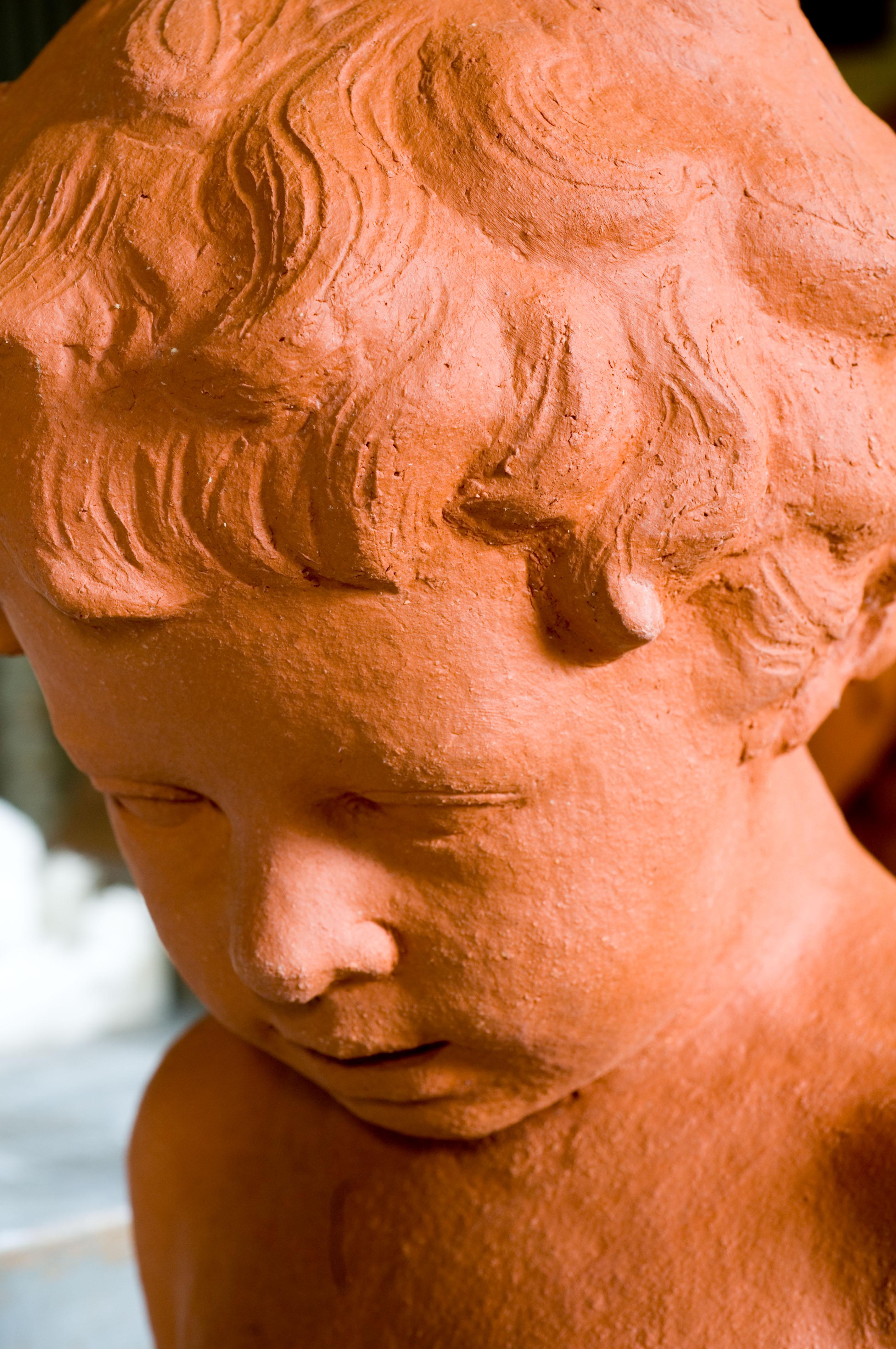 Majolika-Gartenfigur-Figur eines Jungen mit einem Fisch als Figur oder für einen Brunnen im Angebot 1
