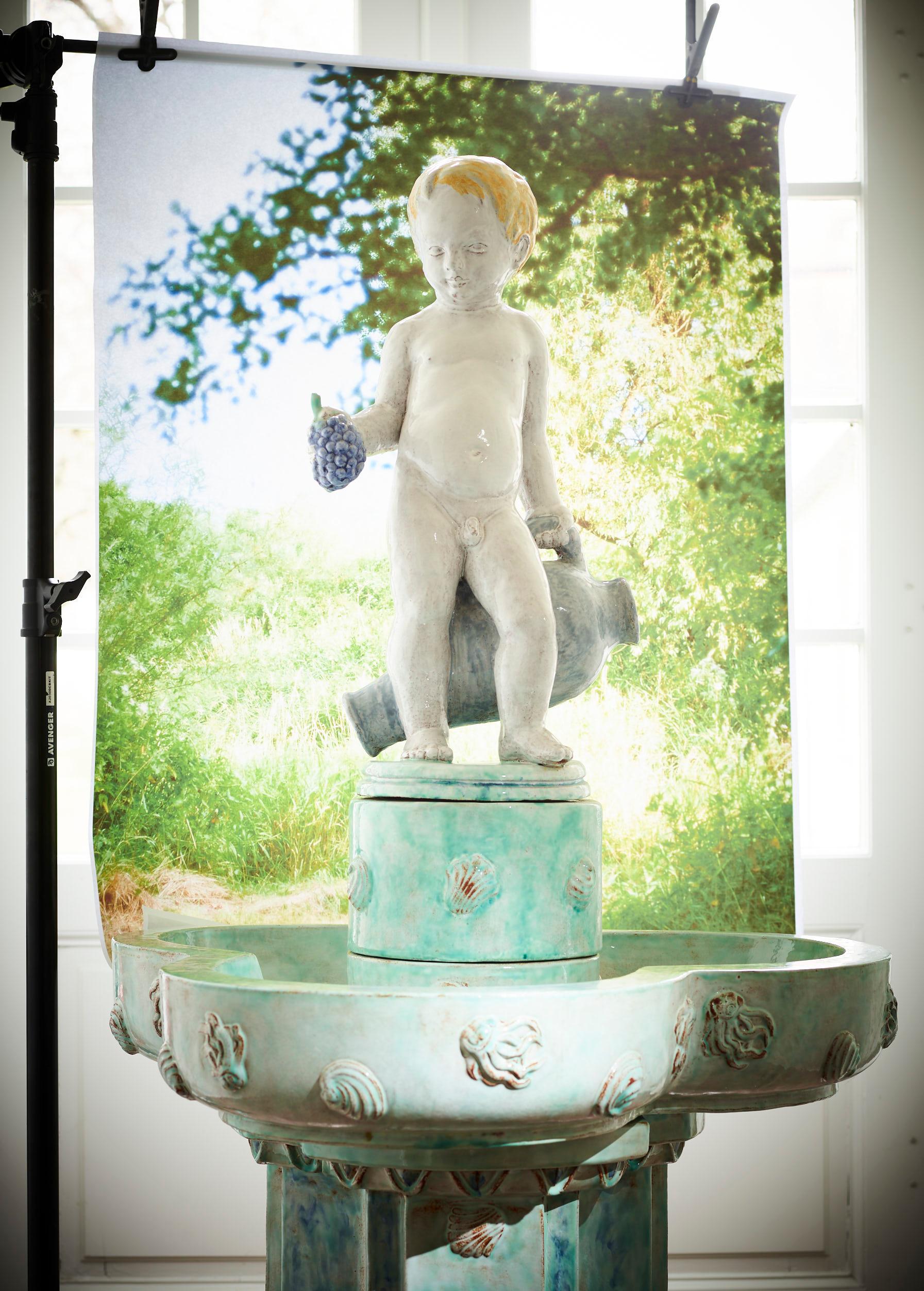 Allemand Majolique Figure de jardin Figure d'un garçon avec une cruche comme figure ou pour une fontaine en vente