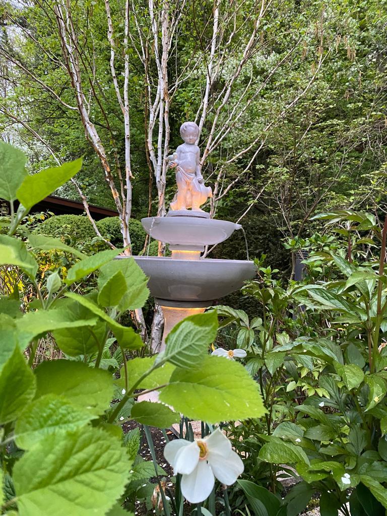 Majolique Figure de jardin Figure d'un garçon avec une cruche comme figure ou pour une fontaine Neuf - En vente à München, Bavaria