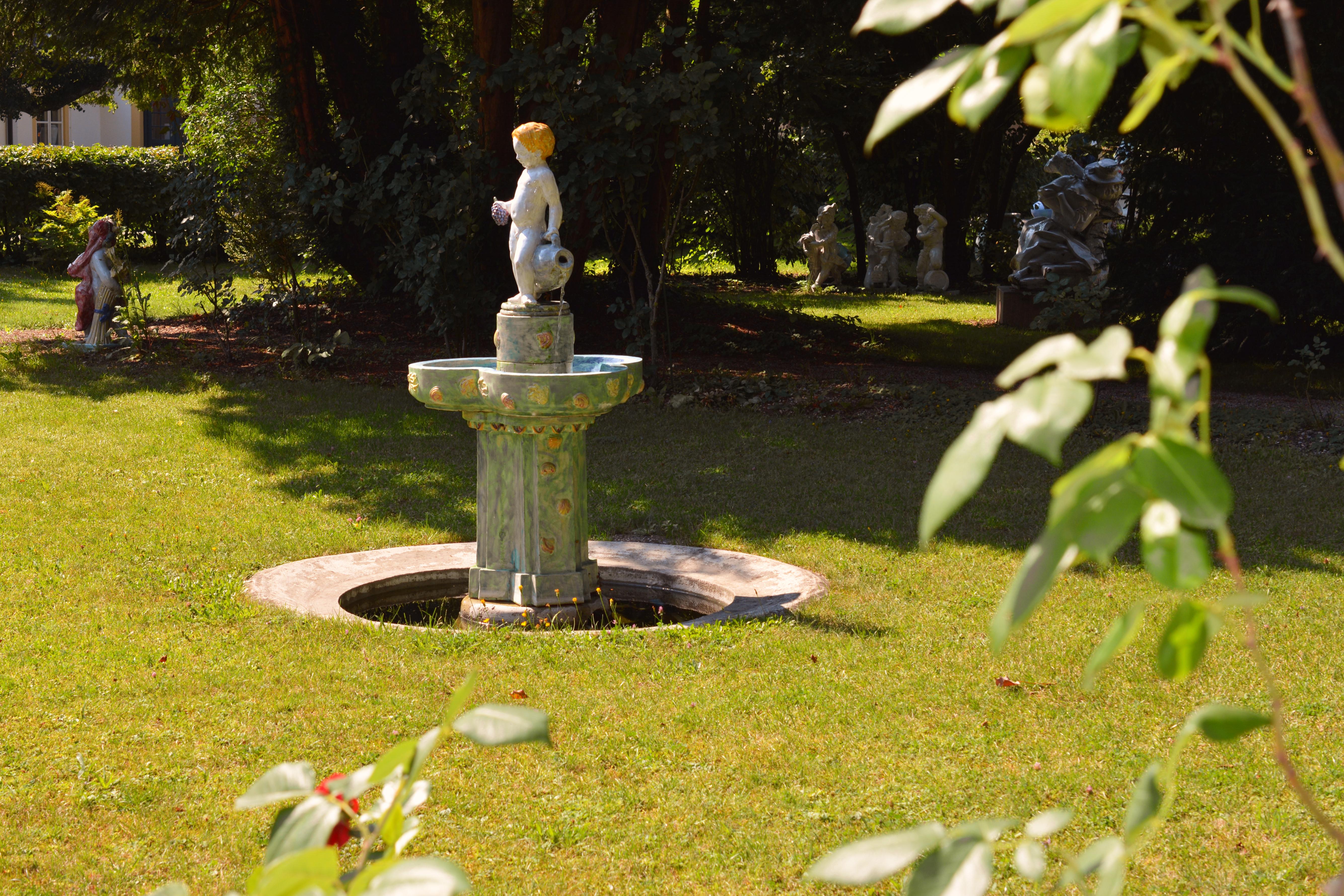 Gartenbrunnen aus Majolika – Sockel mit Becken und Figur eines Jungen (Gegossen) im Angebot