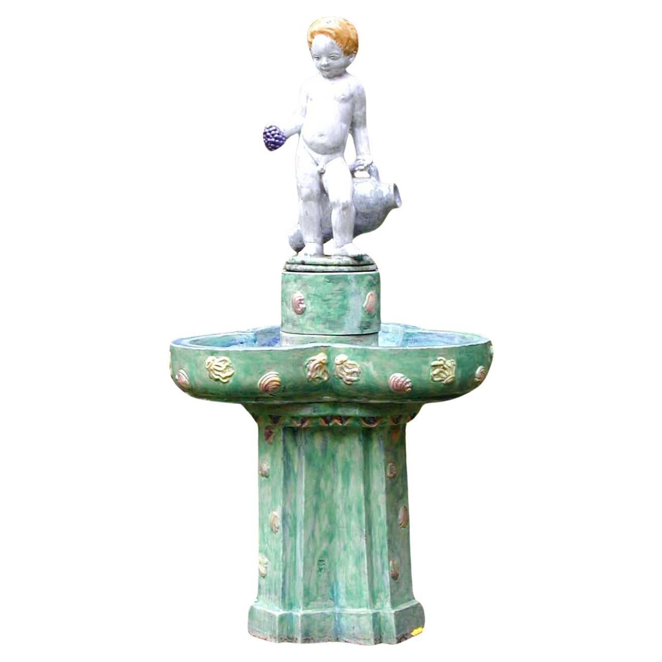Fontaine de jardin en majolique - The Pedestal avec bassin et figure d'un garçon