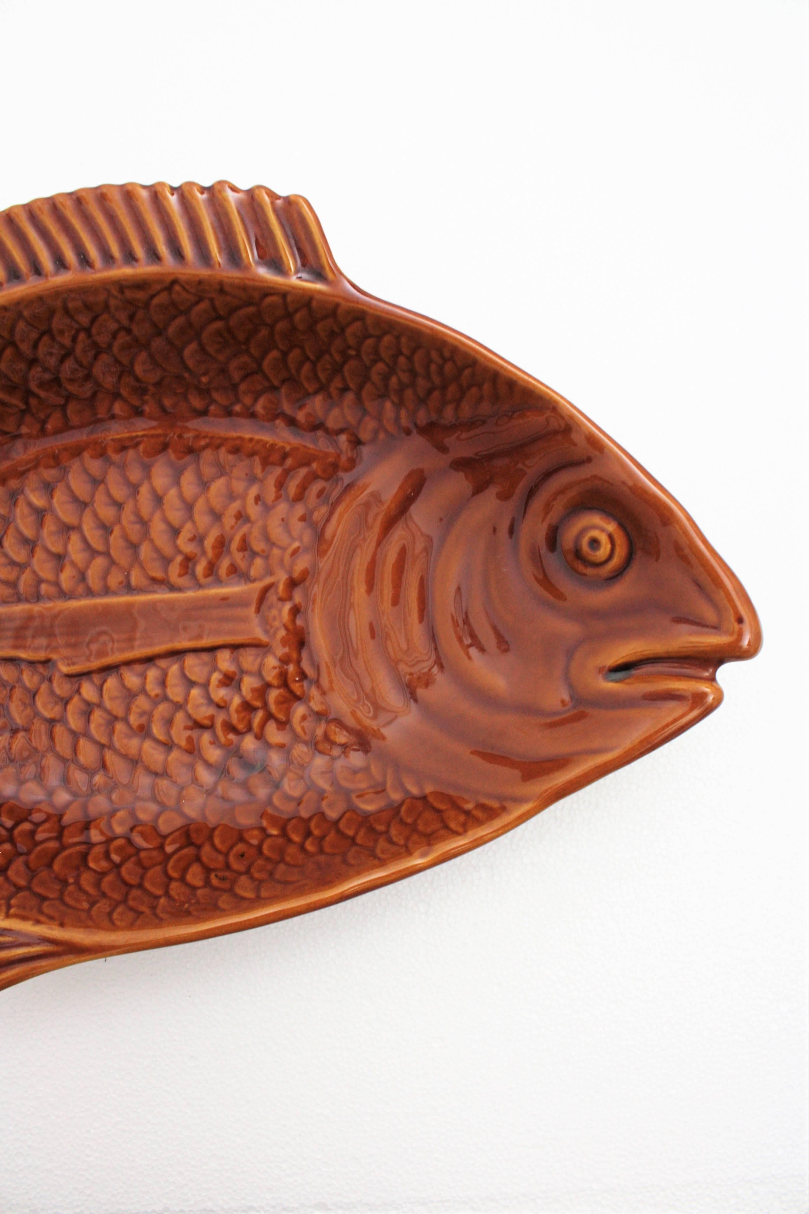 Mid-Century Modern Plat en forme de poisson en céramique émaillée Brown Majolica, Portugal, années 1960 en vente