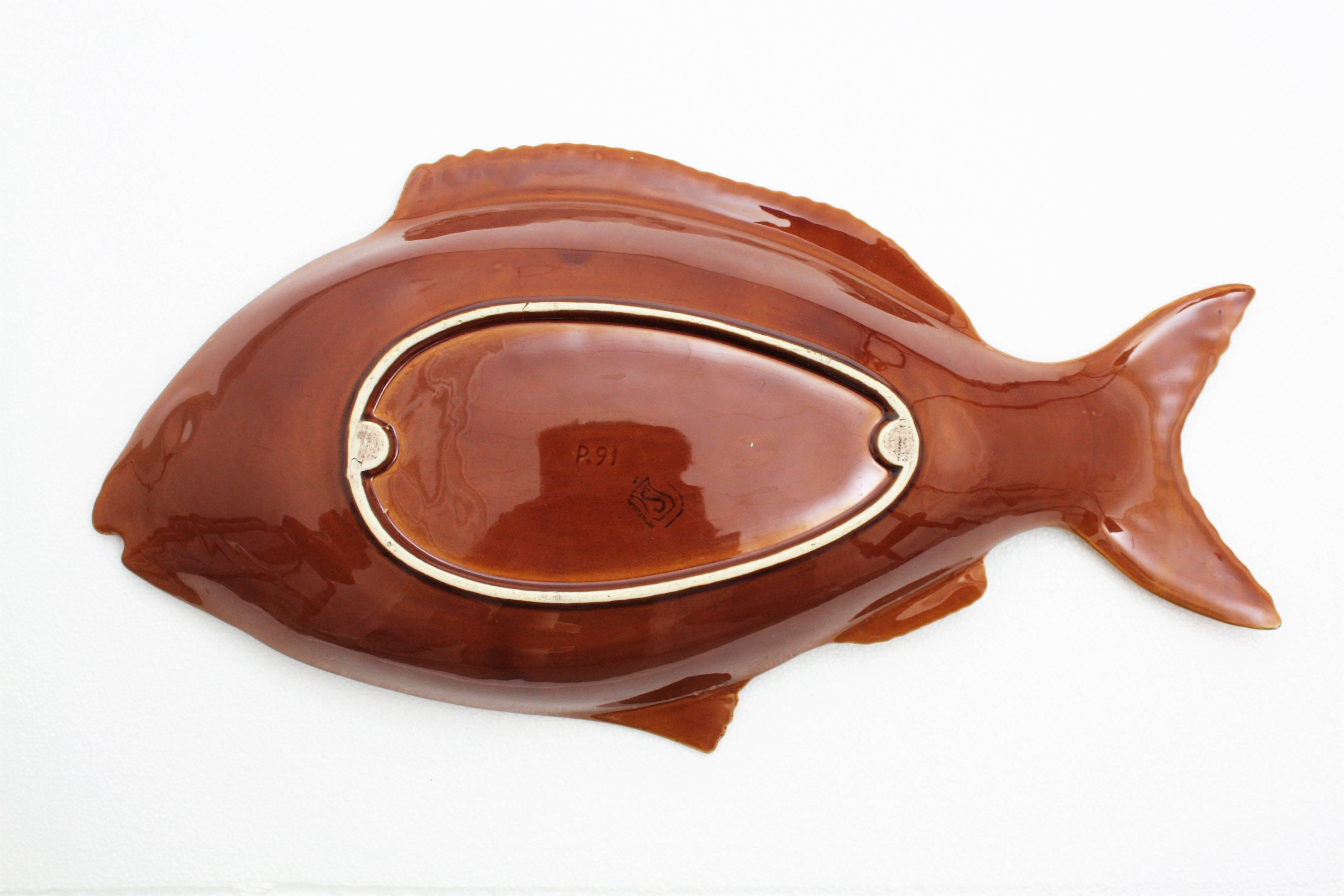 Vernissé Plat en forme de poisson en céramique émaillée Brown Majolica, Portugal, années 1960 en vente