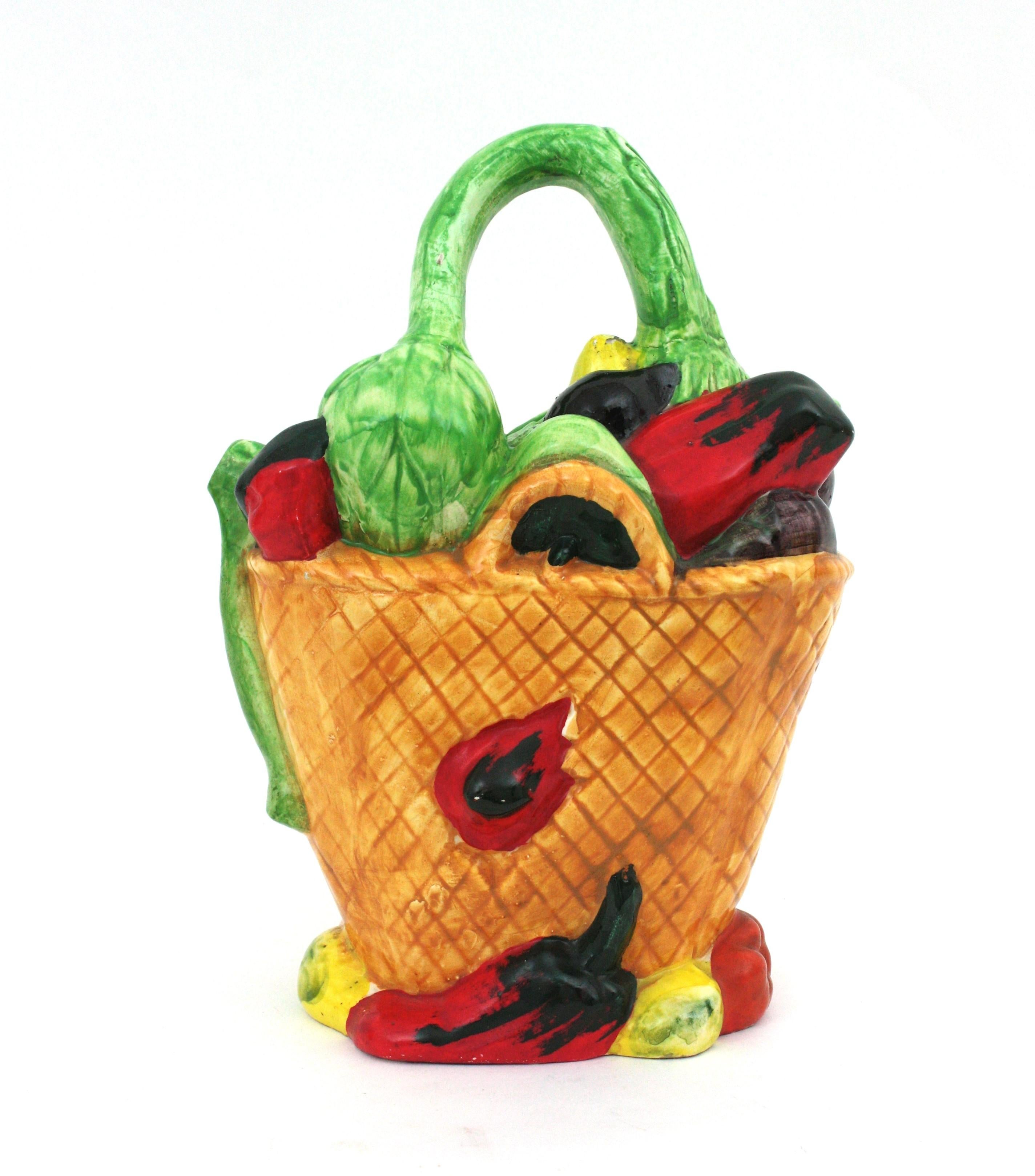 Auffallend realistischer Majolika-Gemüsekrug aus mehrfarbig glasierter Keramik,  Spanien, 1950er-1960er Jahre.
Handbemalte dekorative Manises-Keramikkanne in Form eines Gemüsekorbs
Ein cooler Akzent für jede Küche oder als Servierkrug oder zu