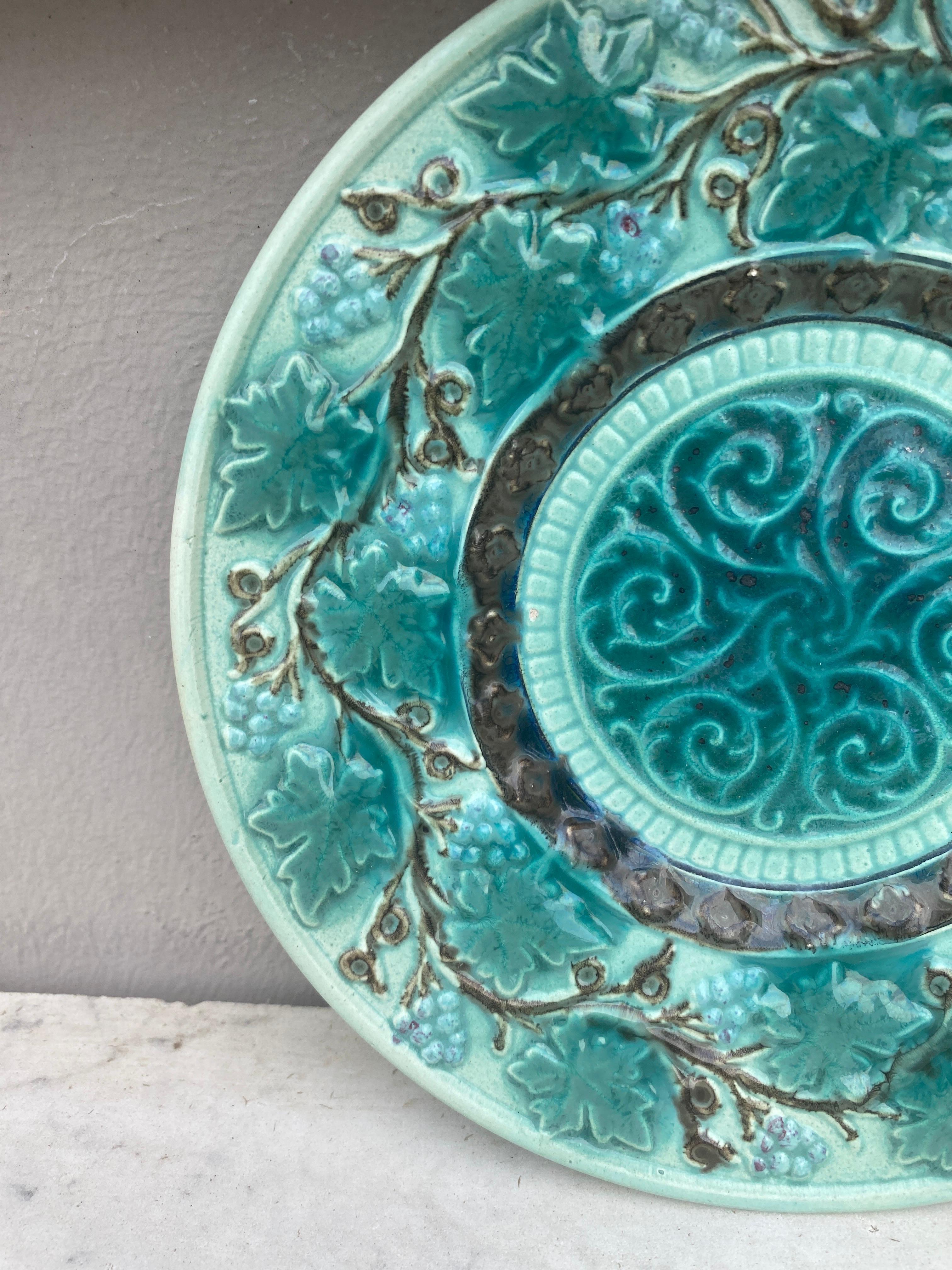 Piatto d'uva in maiolica Villeroy & Boch, circa 1890.