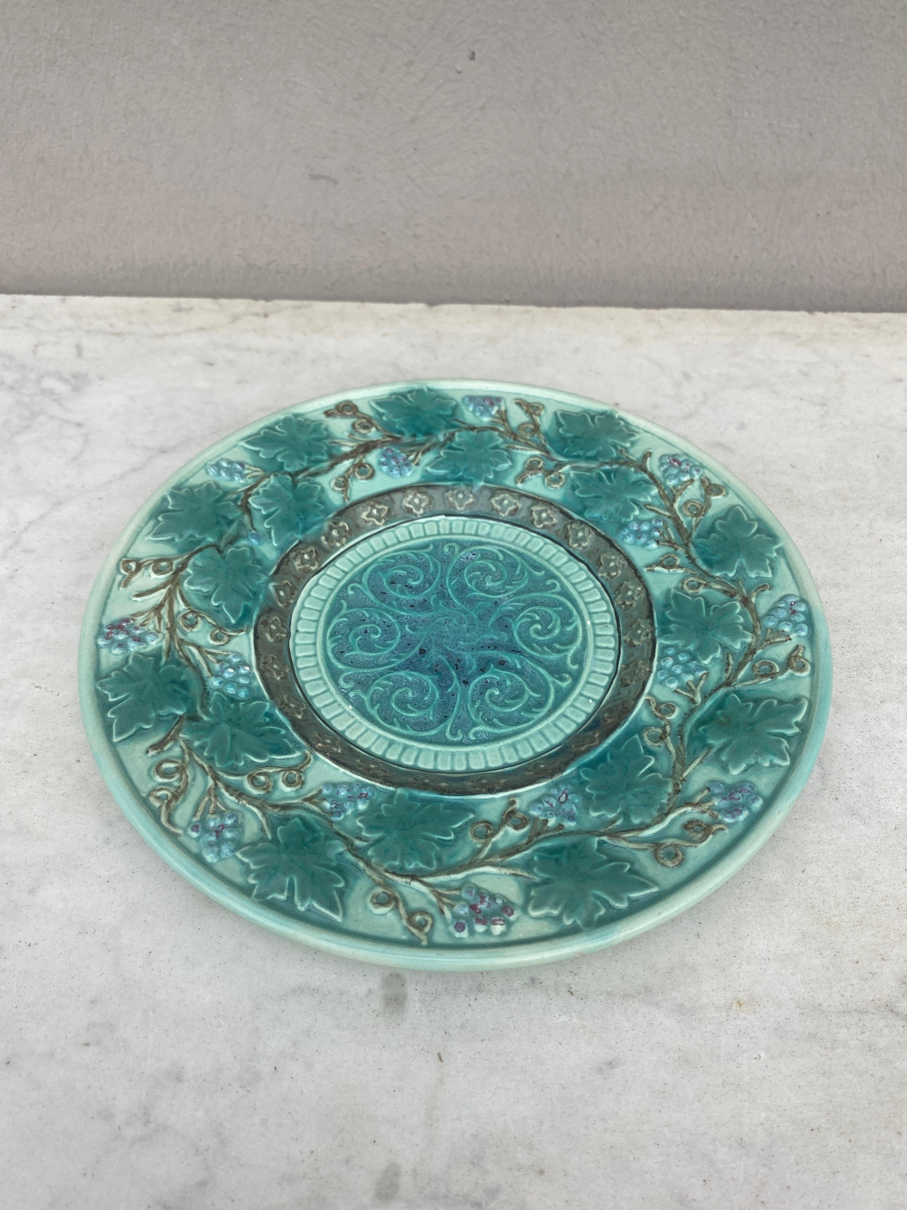 Country Majolica Grape Plate Villeroy & Boch, circa 1890 For Sale