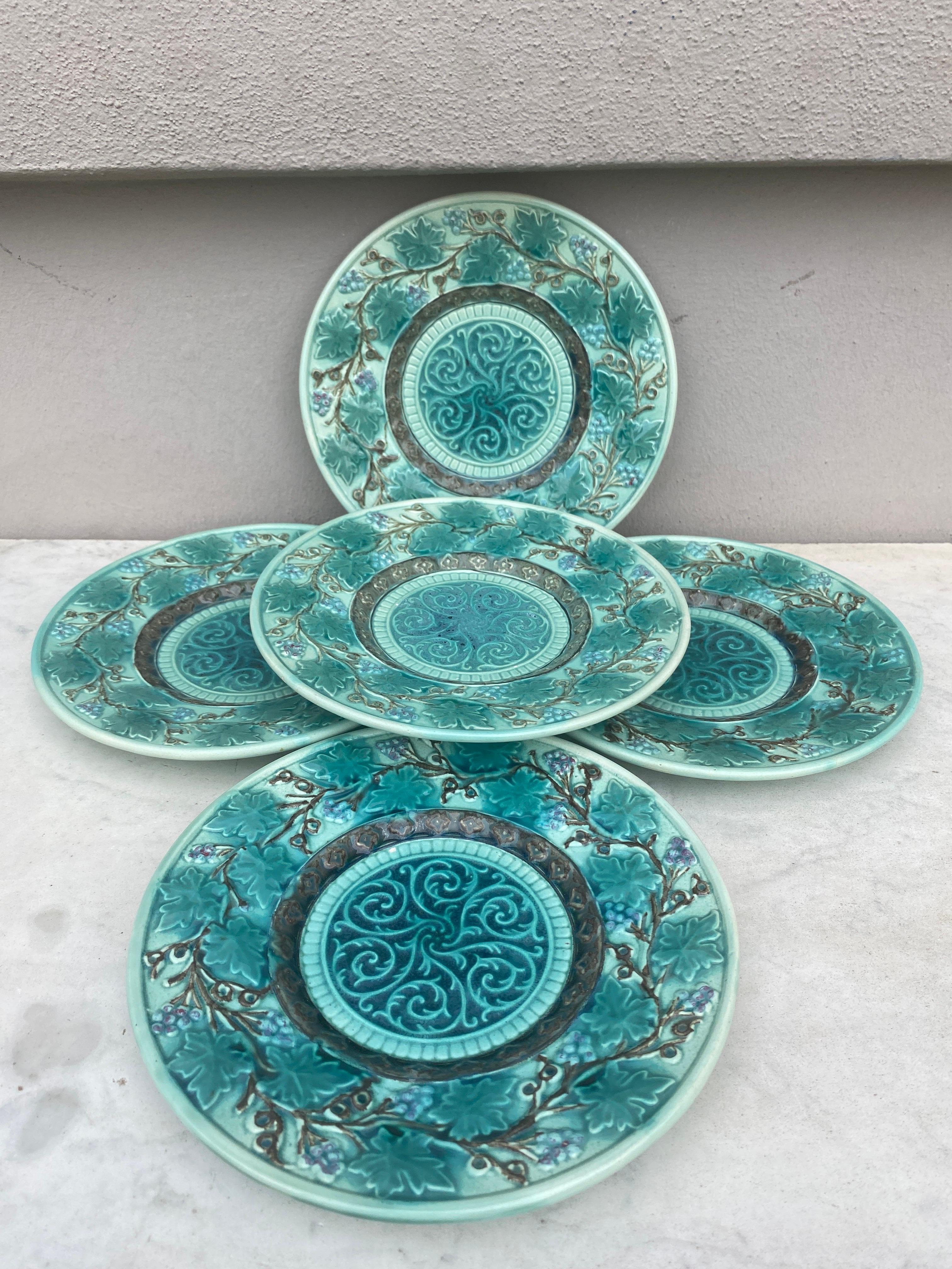 Majolica Grape Plate Villeroy & Boch, circa 1890 In Good Condition For Sale In Austin, TX