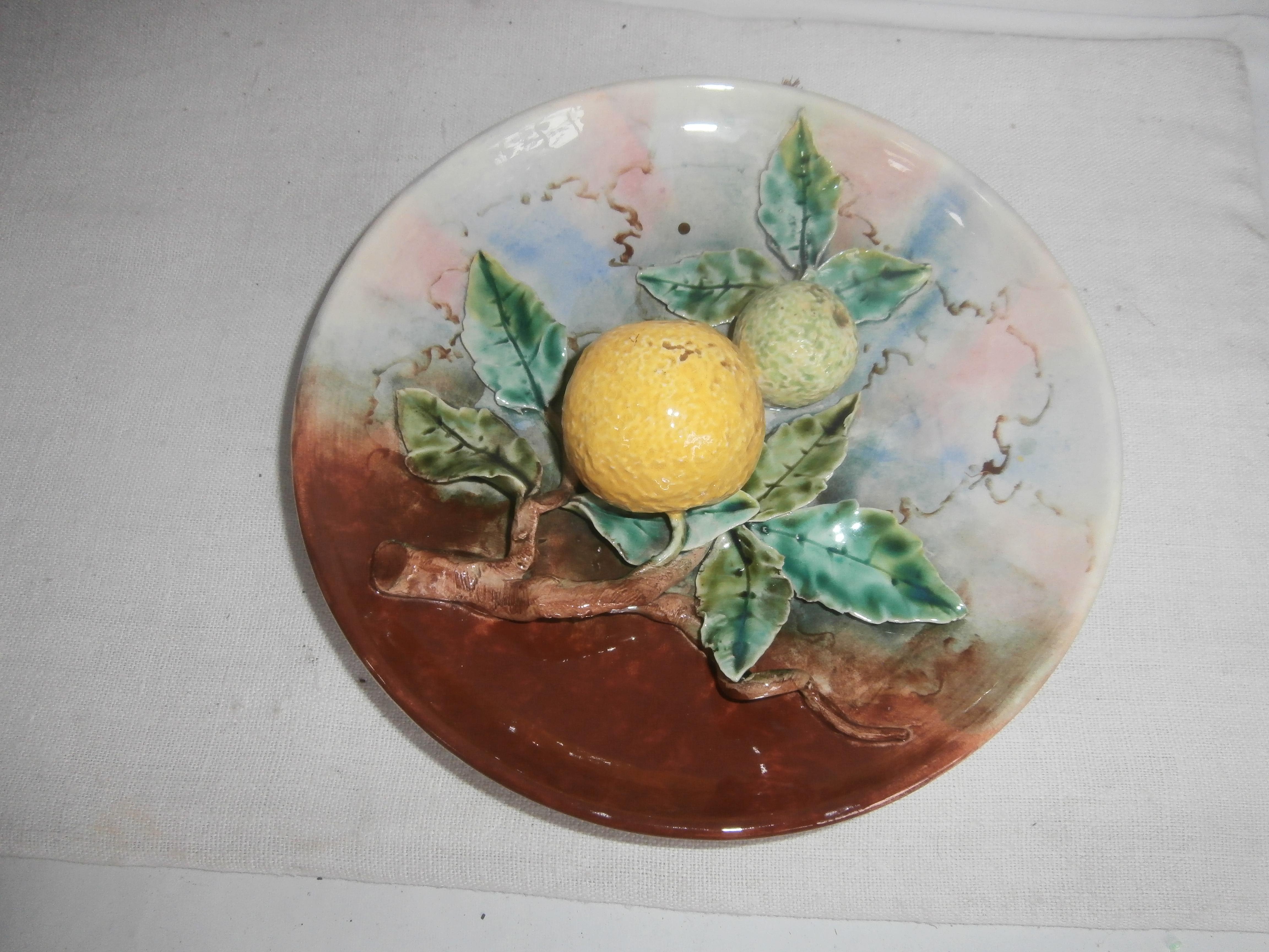 Majolica Grapefruit Wall Plate Fives Lille, circa 1880 In Good Condition For Sale In Austin, TX